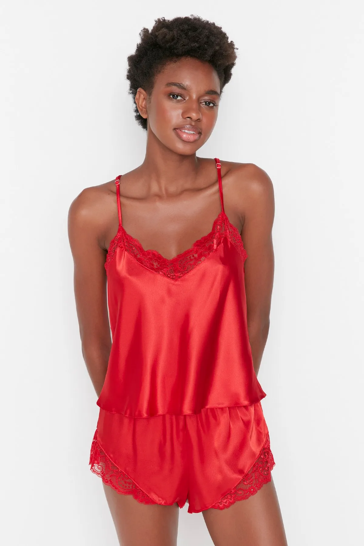Trendyol Collection  Rotes Pyjama-Set aus gewebtem Satin mit Spitzendetails und Seilträgern THMSS22PT0269