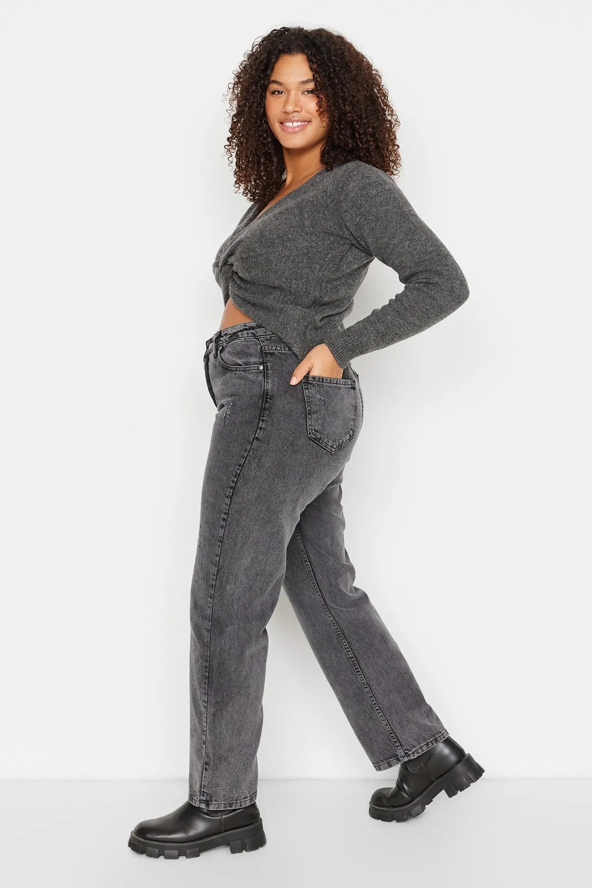 Trendyol Curve  Graue Bootcut-Jeans mit hoher Taille TBBSS22JE00011