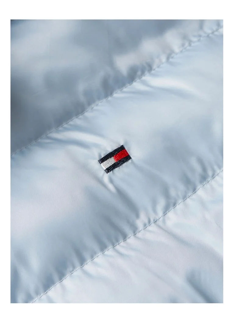 Tommy Hilfiger podstavljena jakna s džepovima na patentni zatvarač i kapuljačom