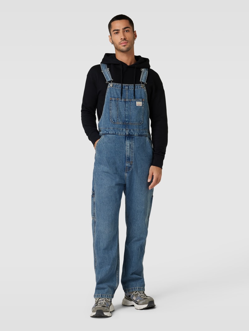 Latzhose mit Label-Patch in jeans