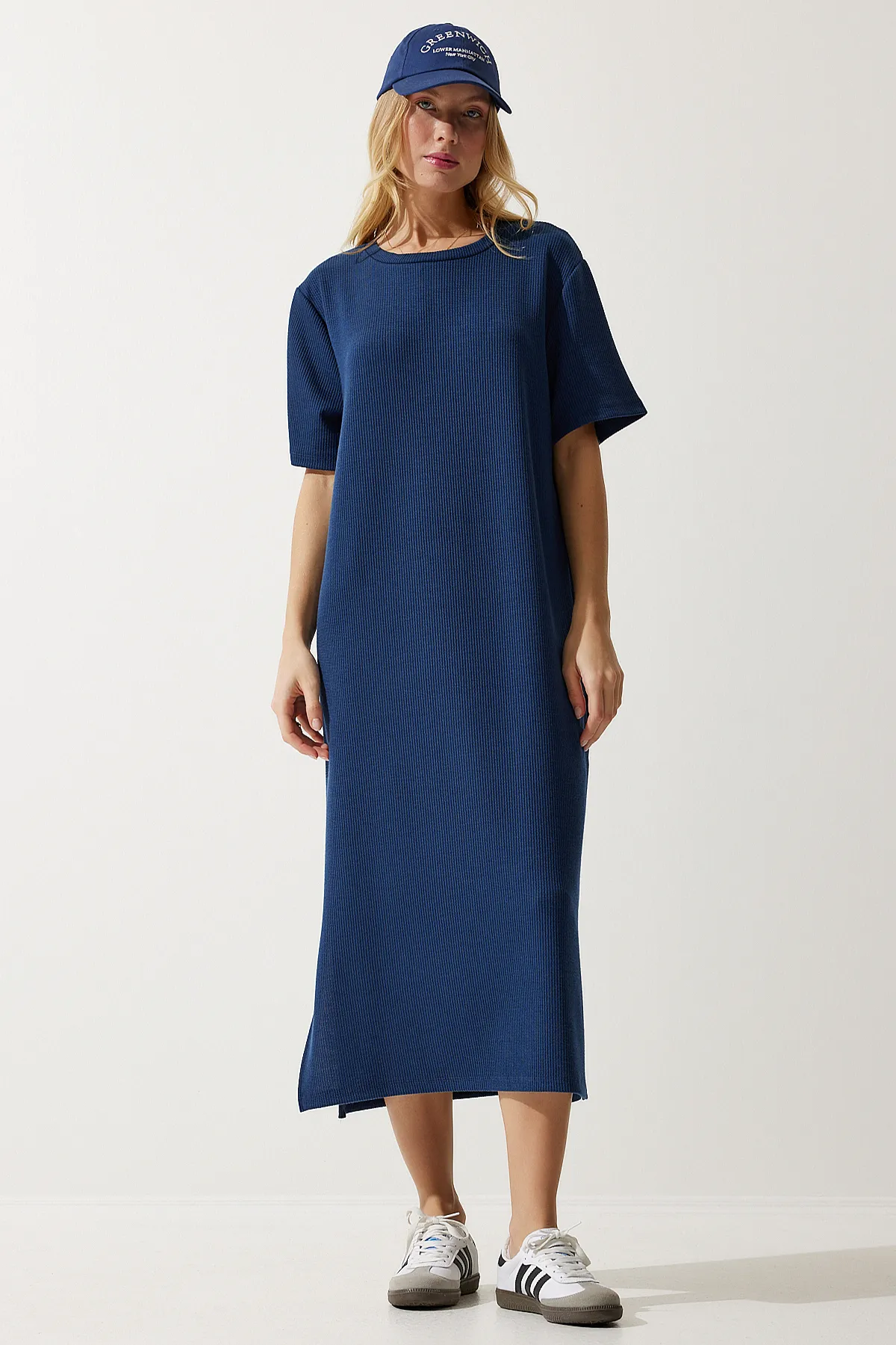 Happiness İstanbul  Marineblaues geripptes Strickkleid mit Rundhalsausschnitt für Damen DZ00111