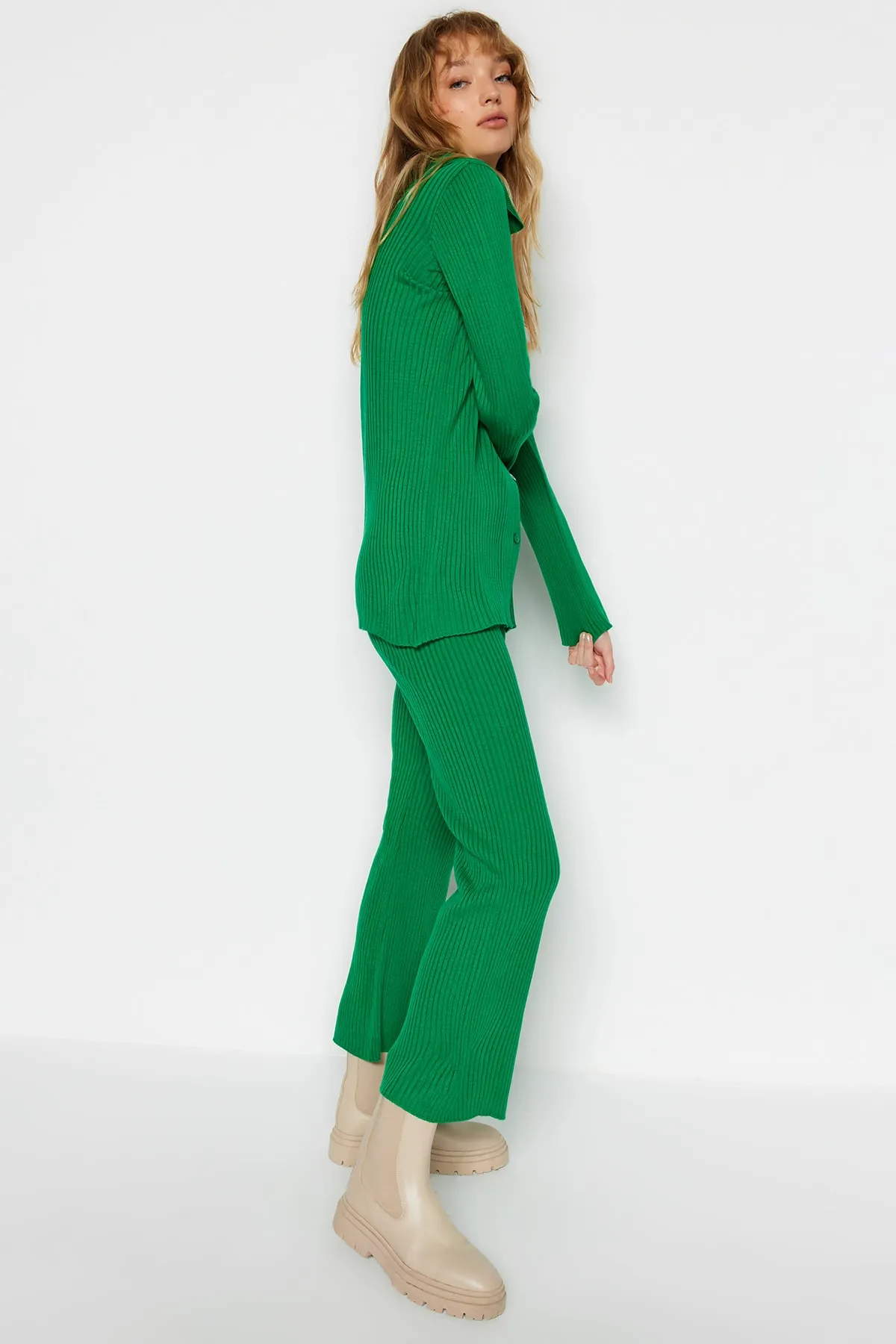 Trendyol Collection  Smaragdgrünes Basic-Set aus Strickoberteil und -unterteil mit Polokragen TWOAW23AU00007