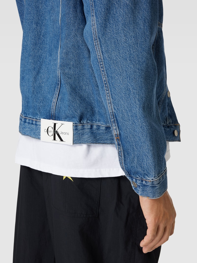 Jeansjacke mit Label-Patch in blau