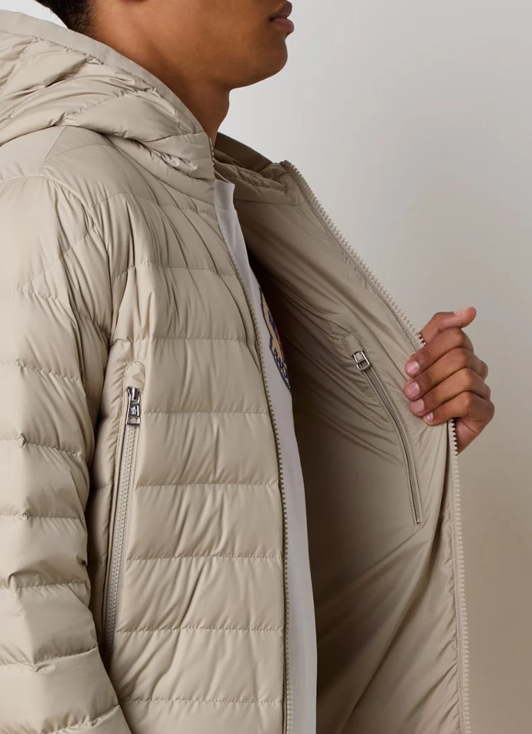Jachetă matlasată Moncler Galion cu glugă, umplută cu puf de gâscă.