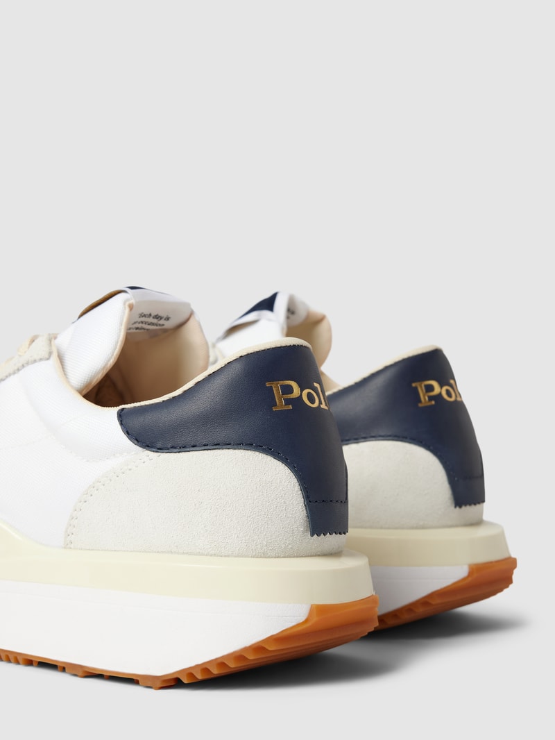 Sneaker mit Label-Details in weiß