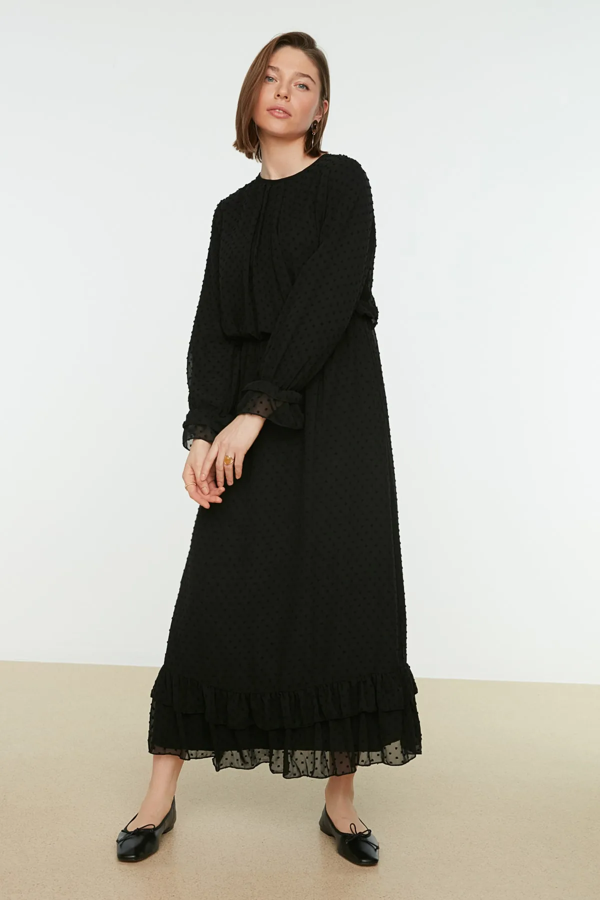 Trendyol Modest  Schwarzes gewebtes Kleid mit strukturierter Taille, gerafftem Volant und Futter TCTSS21EL3566