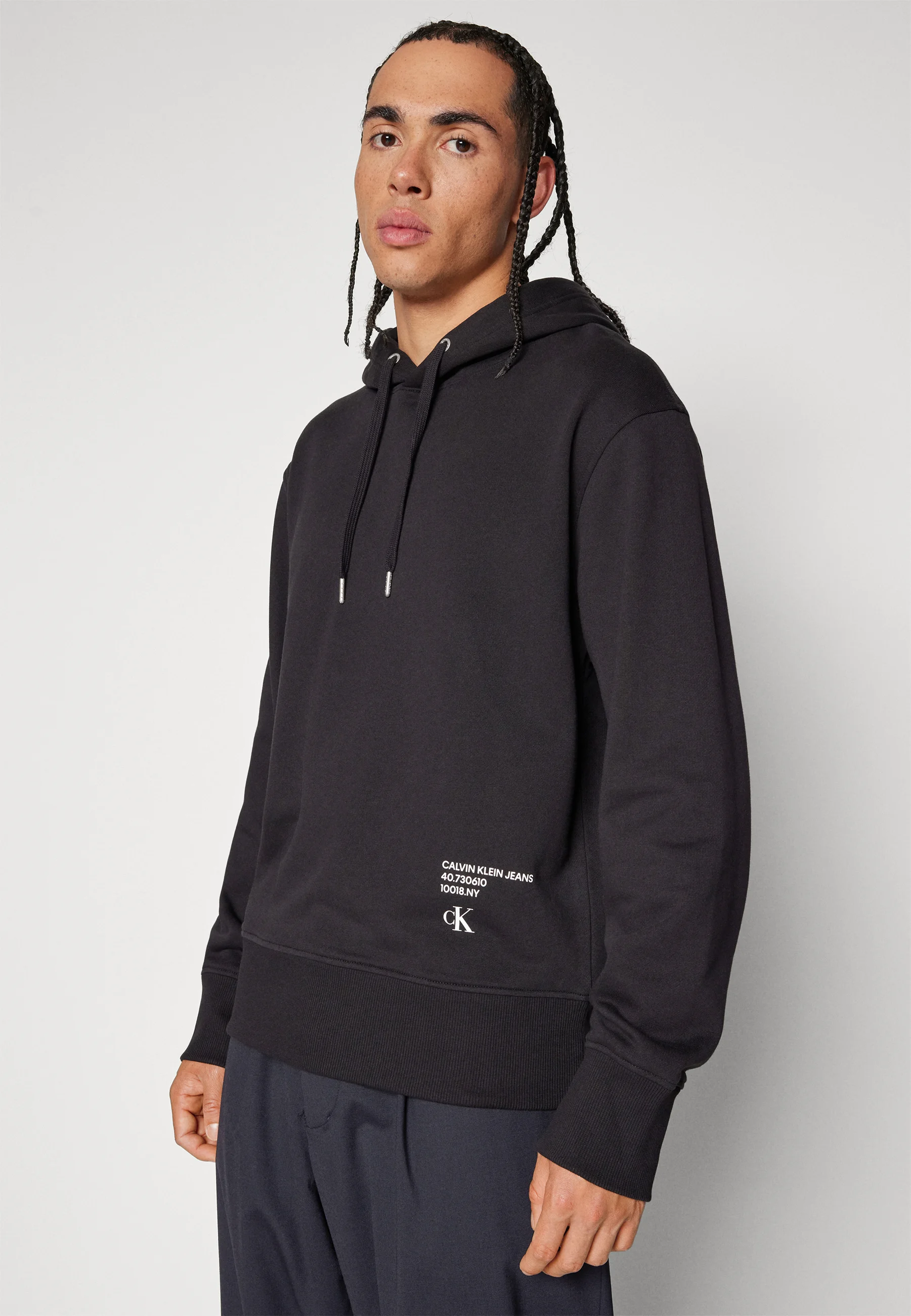 Sudadera con capucha de Calvin Klein Jeans con detalles de metales modernos apilados
