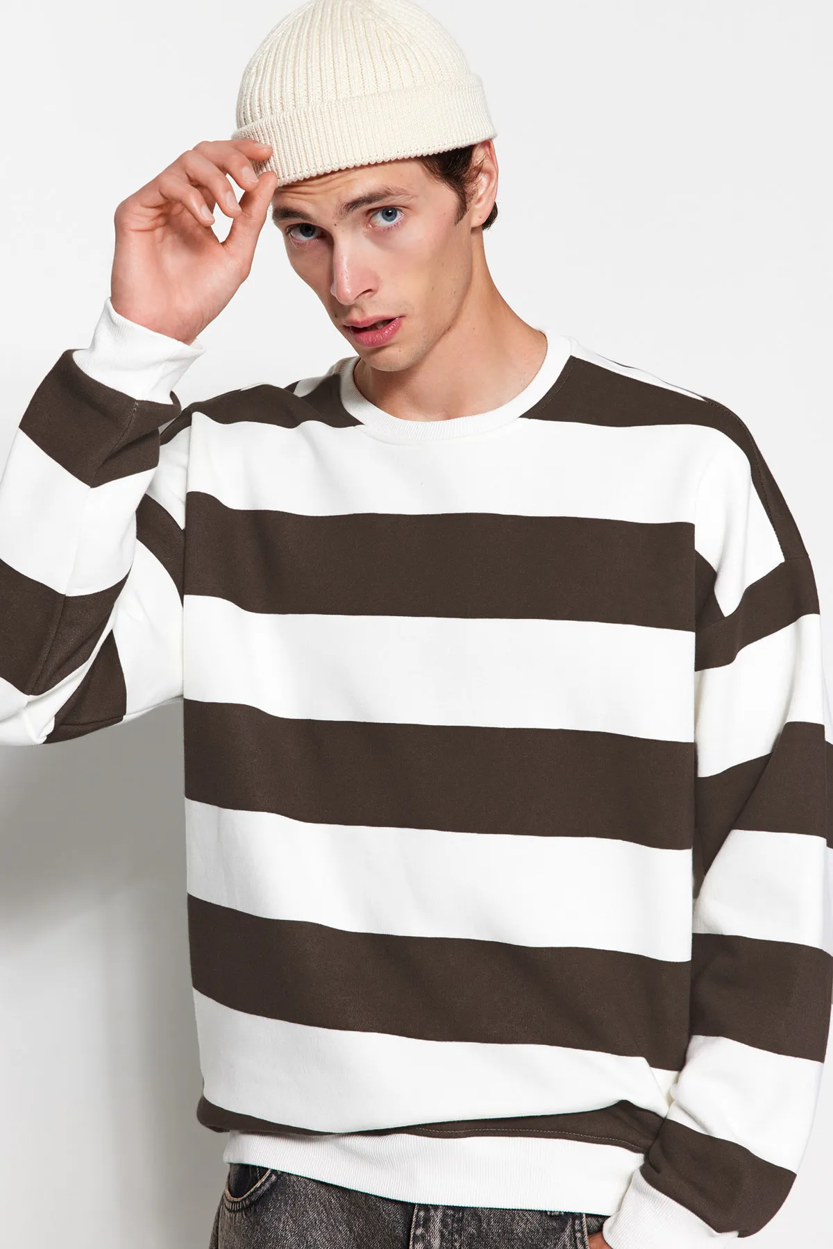 Trendyol Collection  Nerzfarbenes, übergroßes/weit geschnittenes Baumwoll-Sweatshirt mit Rundhalsausschnitt und gestreifter Fleece-Innenseite TMNAW24SW00098