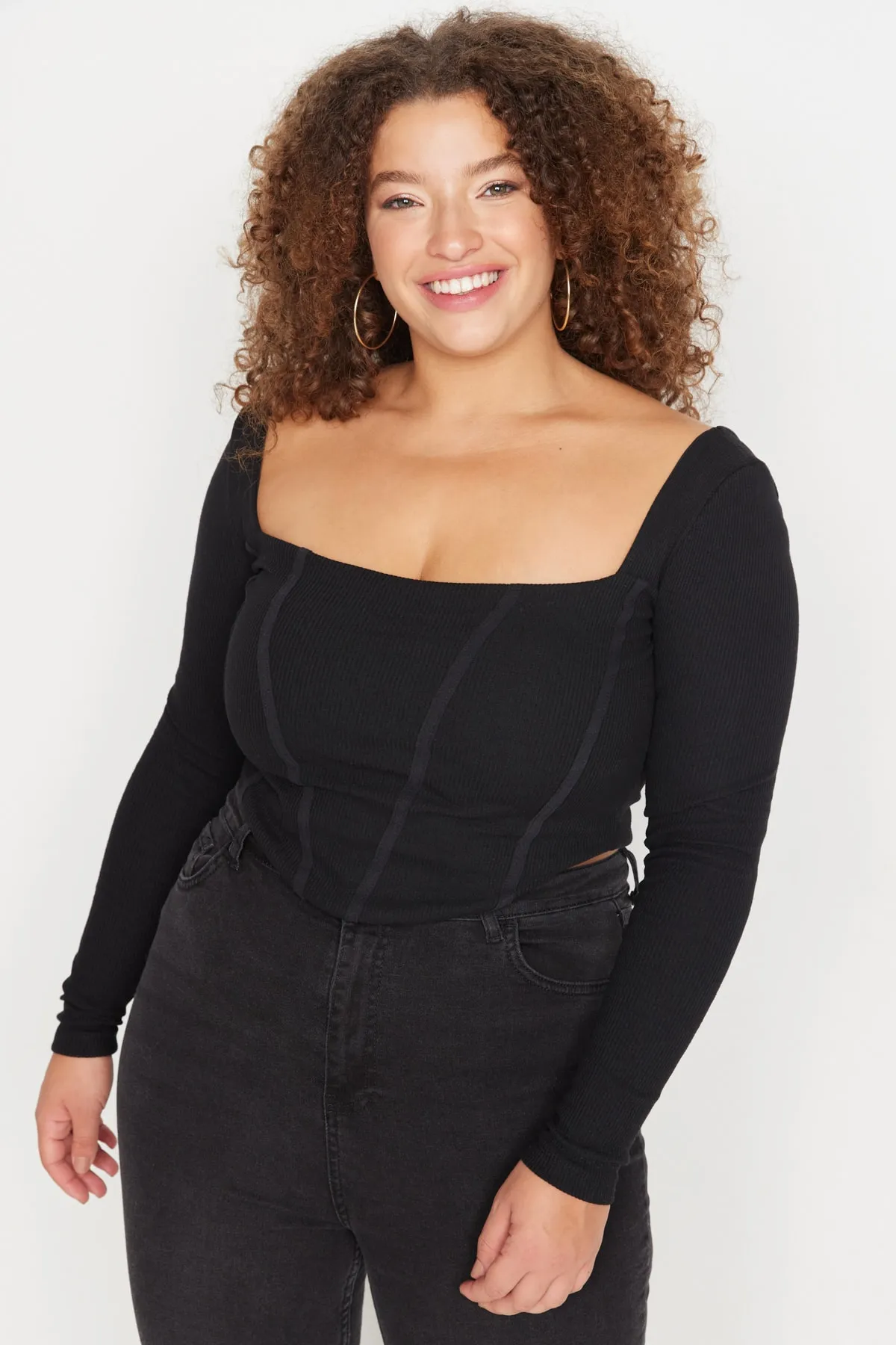 Trendyol Curve  Schwarze, taillierte Strickbluse mit Paspelierung TBBAW23AF00118