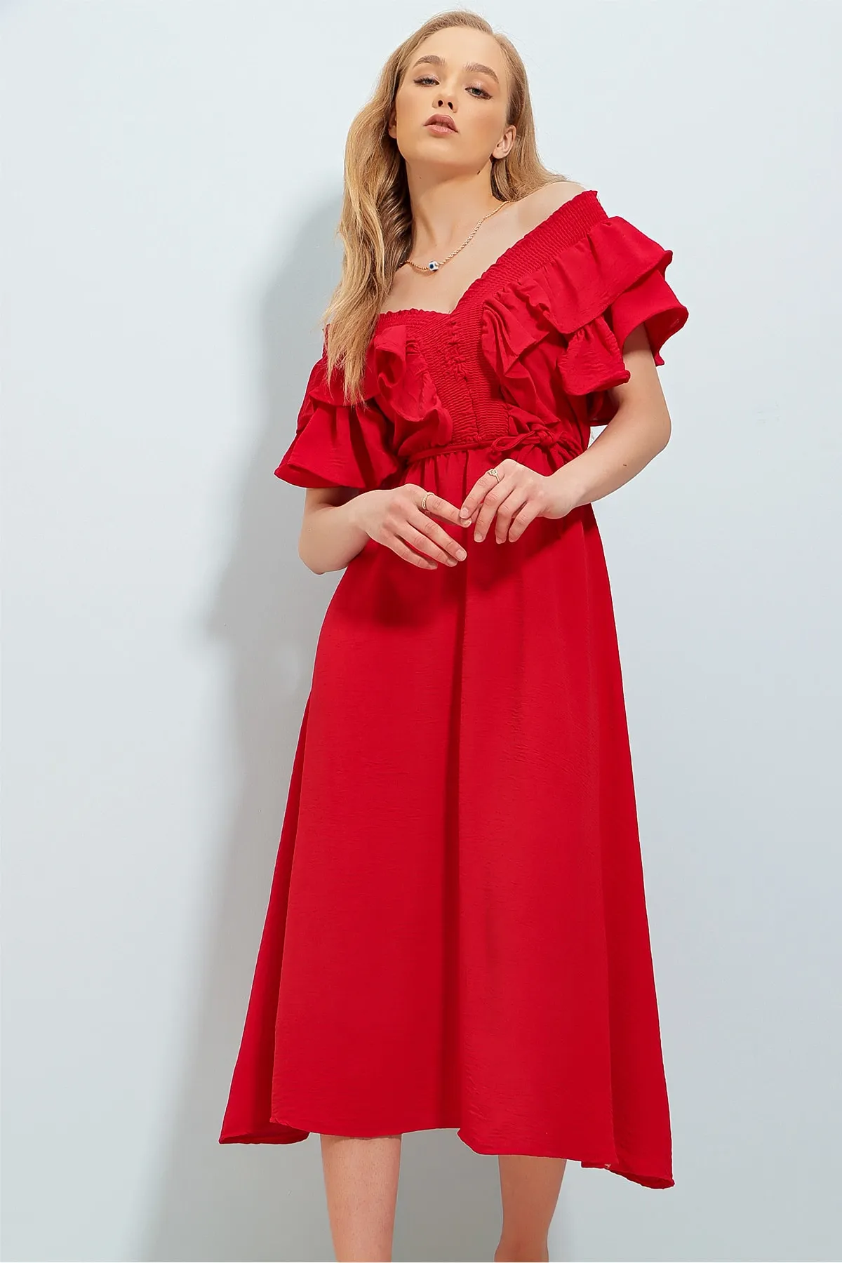 Trend Alaçatı Stili  Rotes, mittellanges Webkleid für Damen mit Gimpenkragen, Volant und Taillengürtel ALC-X8559