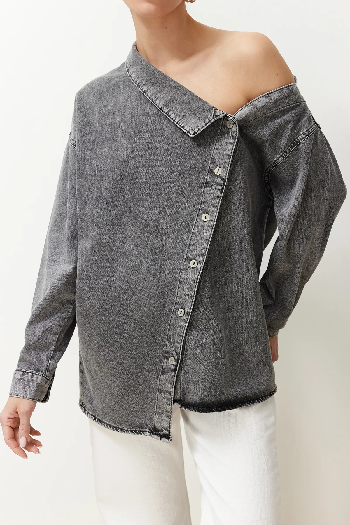 Trendyol Collection  Schwarzes Jeanshemd mit asymmetrischem Kragen und detailliertem Detail TWOSS24GO00034