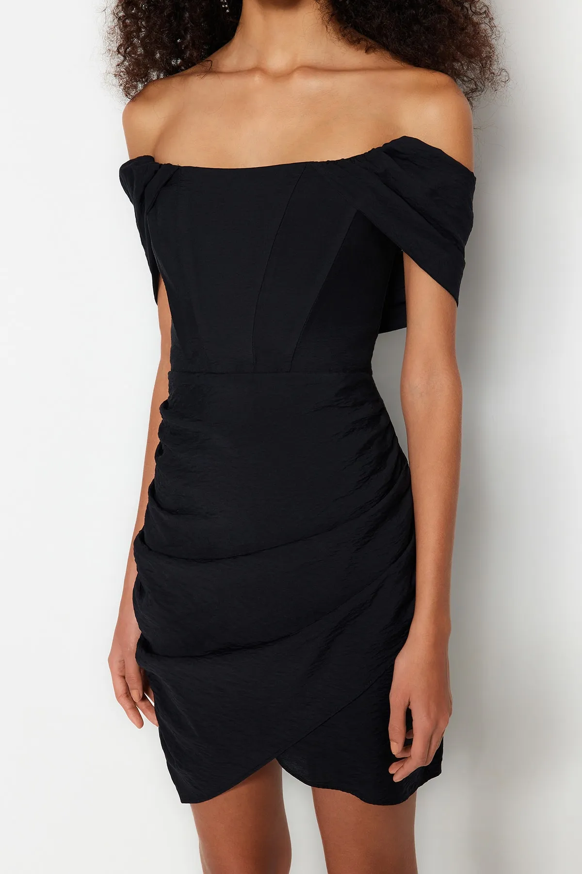 Trendyol Collection  Stilvolles Abendkleid im schwarzen Korsett-Look mit Raffdetails TPRSS22EL2025