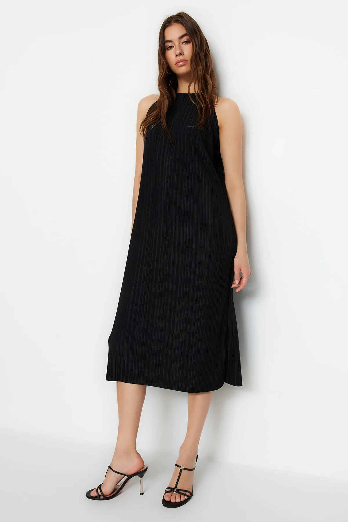 Trendyol Collection  Schwarzes Etuikleid/einfarbiges, ärmelloses Midi-Strickkleid mit Falten TWOSS23EL00752