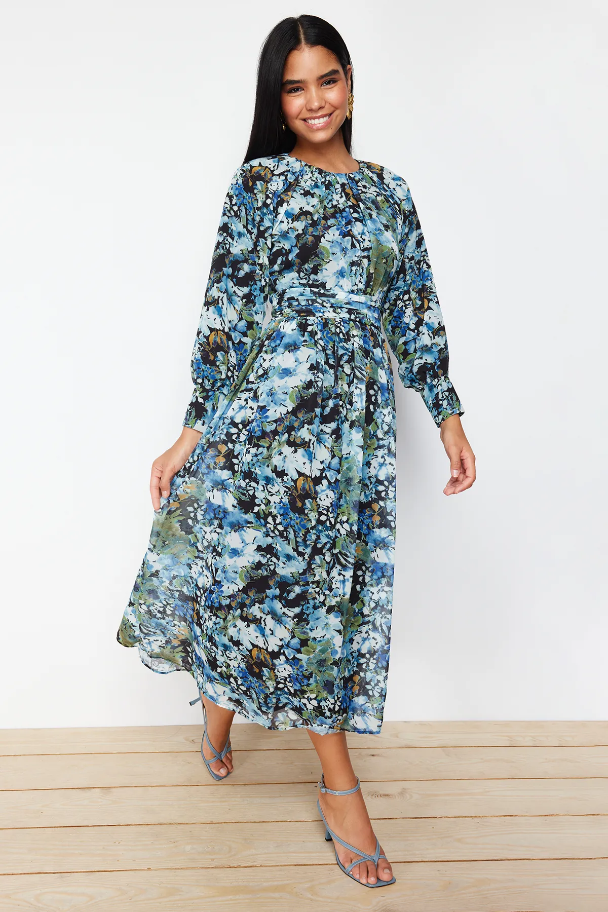 Trendyol Modest  Schwarz-blaues, gewebtes Kleid mit Blumengürtel und detailliertem Gürtel TCTSS24EB00045
