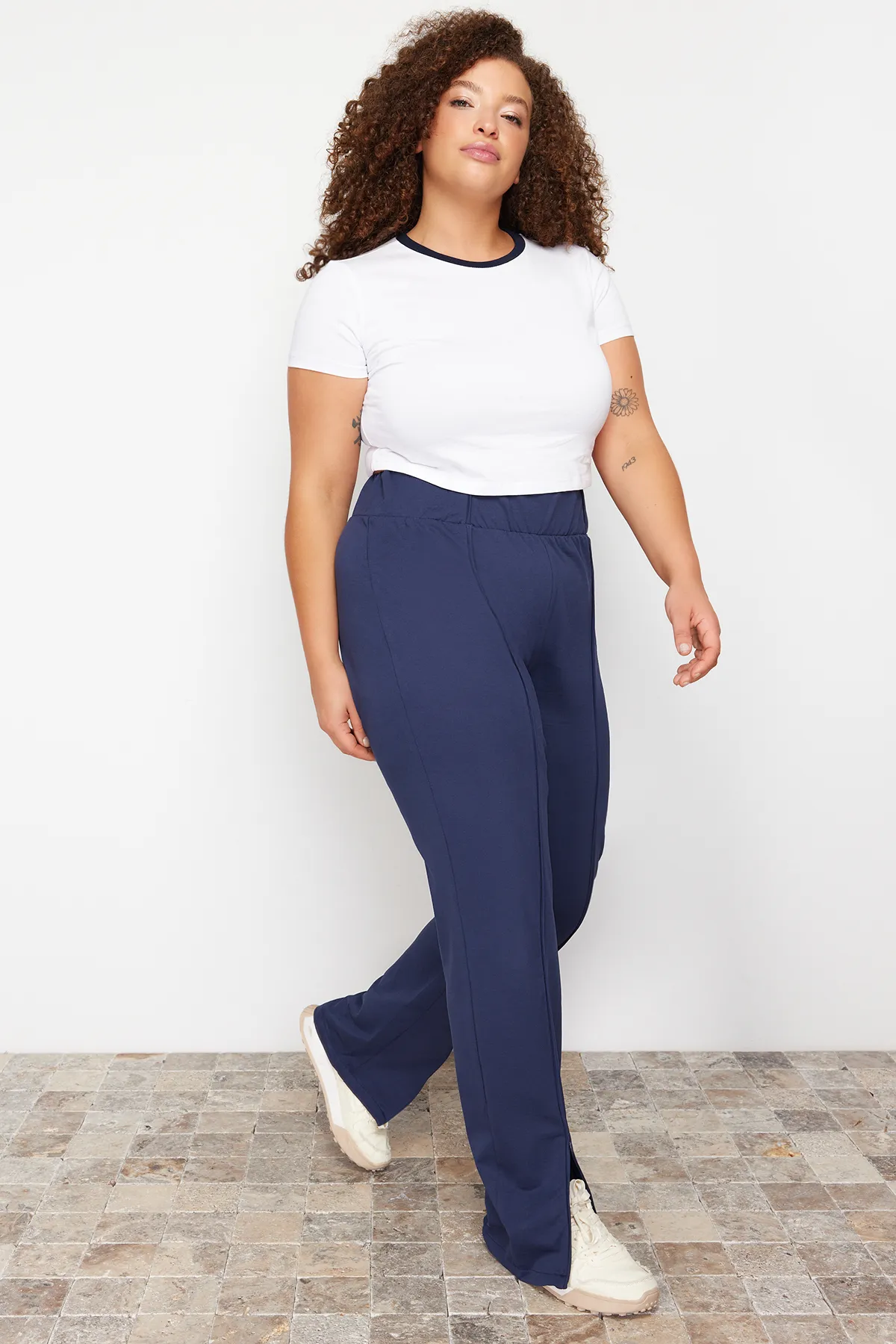 Trendyol Curve  Marineblaue Paspelierung, detaillierte dünne Jogger-Strick-Jogginghose TBBSS24AJ00001