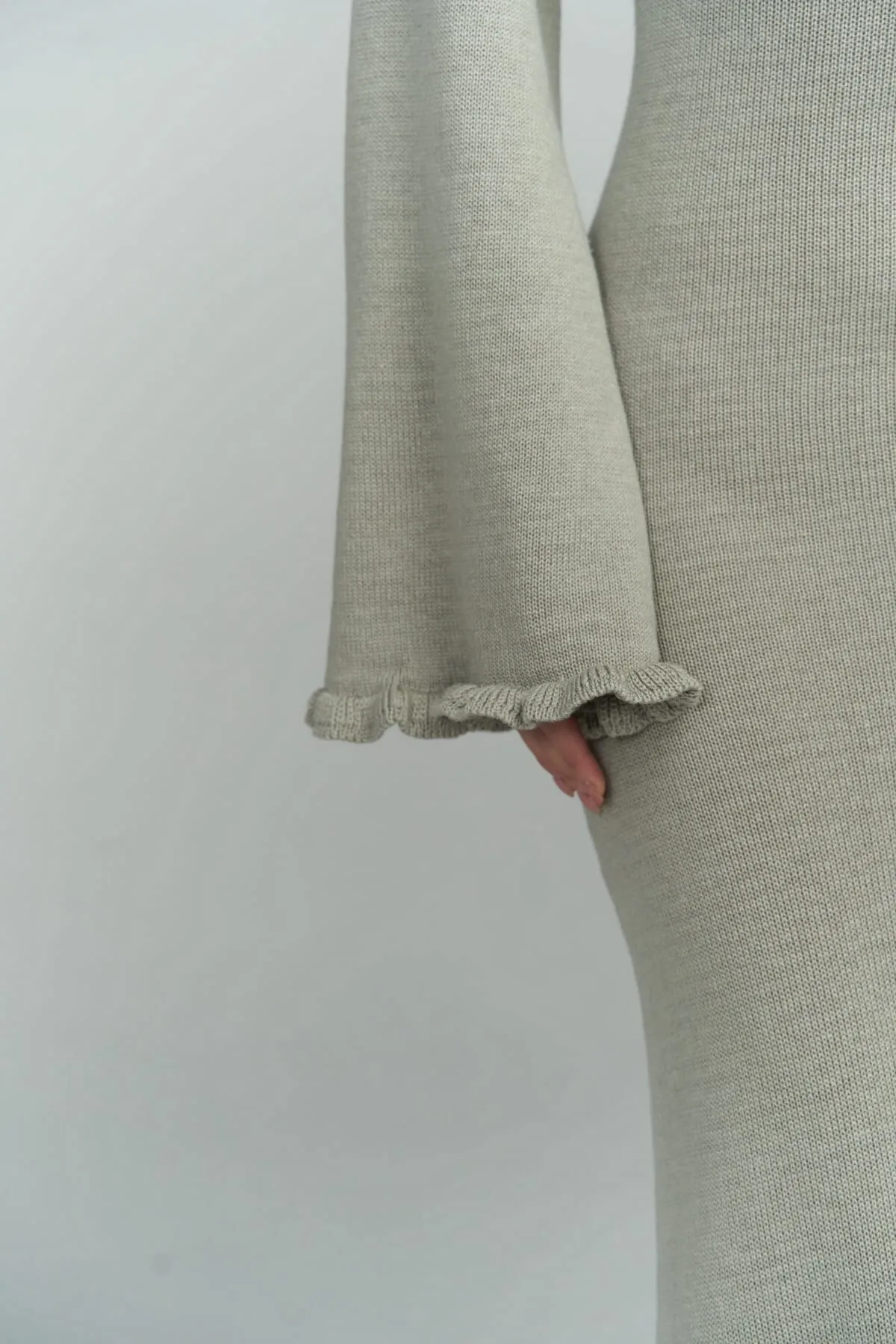 BOHEMAİ  Angela Rückenfreies graues Strickkleid