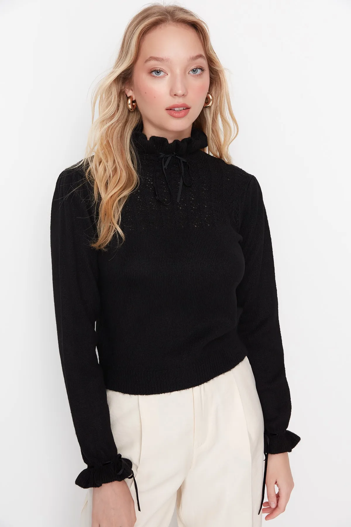 Trendyol Collection  Schwarzer Strickpullover mit weicher Struktur und Lochmuster TWOAW21KZ2355