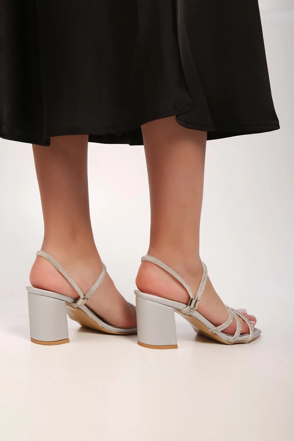 Shoeberry  Poas Silver Satin Stone Heeled-Hausschuhe und -Schuhe für Damen