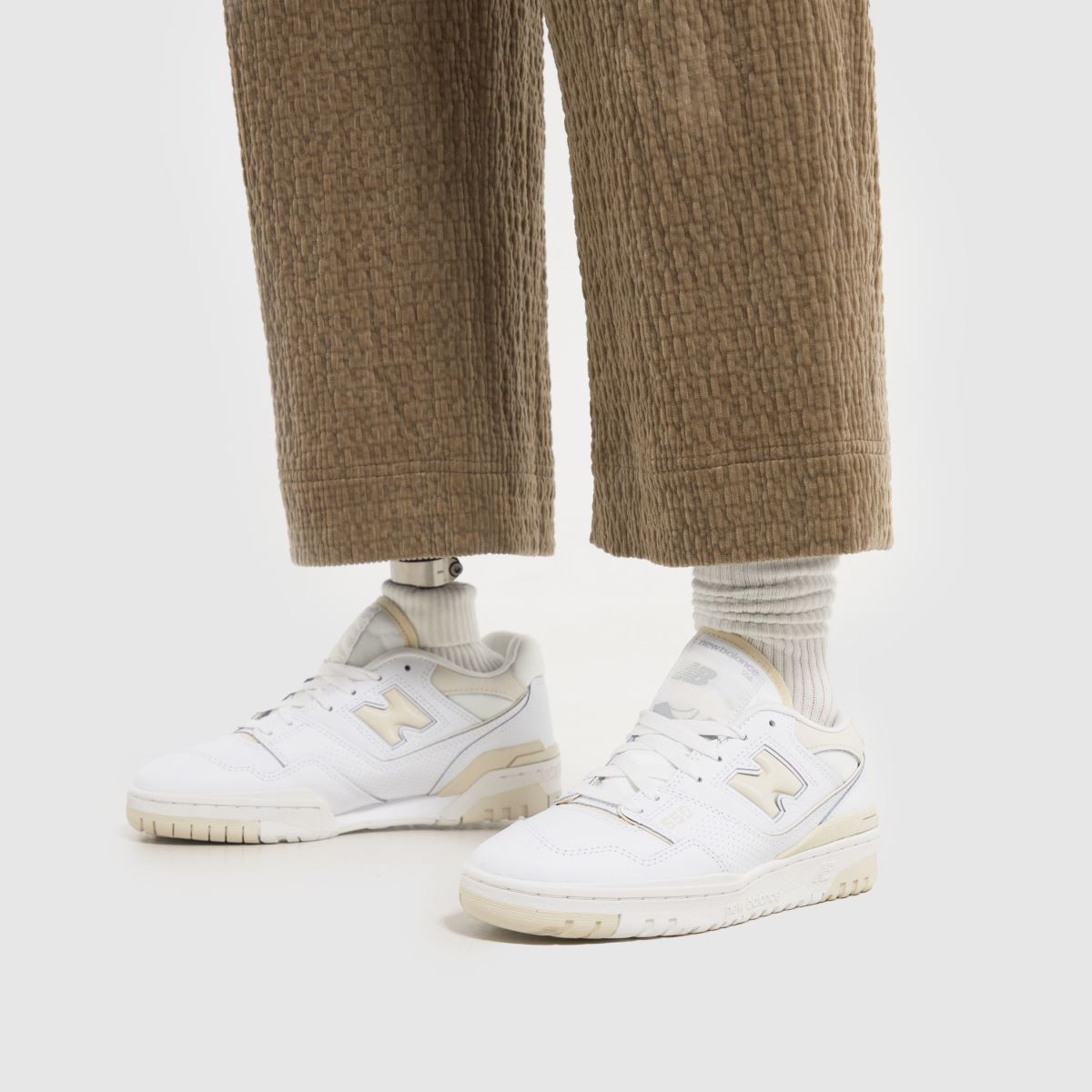 New Balance bb550 cipők fehér és bézs színben