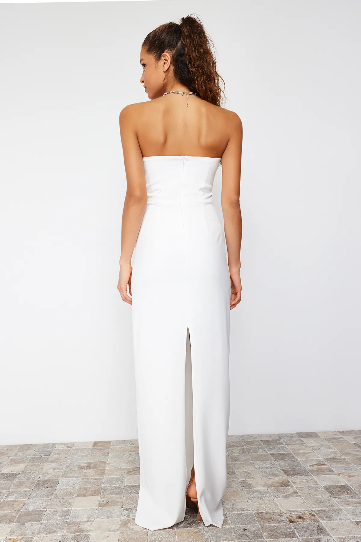 Trendyol Collection  Weißes, gerade geschnittenes, gewebtes Abendkleid und Abschlussballkleid TPRSS23AE00228