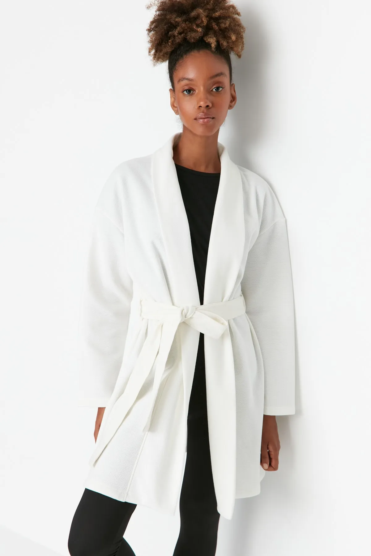 Trendyol Collection  Ecrufarbener Morgenmantel aus strukturiertem Strick mit Gürtel THMAW23SB00002
