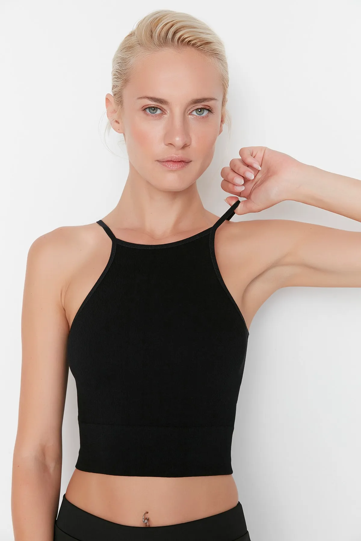 Trendyol Collection  Schwarzer, nahtloser/nahtloser, leicht stützender/formender Neckholder-Sport-Sport-BH aus Strick TWOAW23SS00011