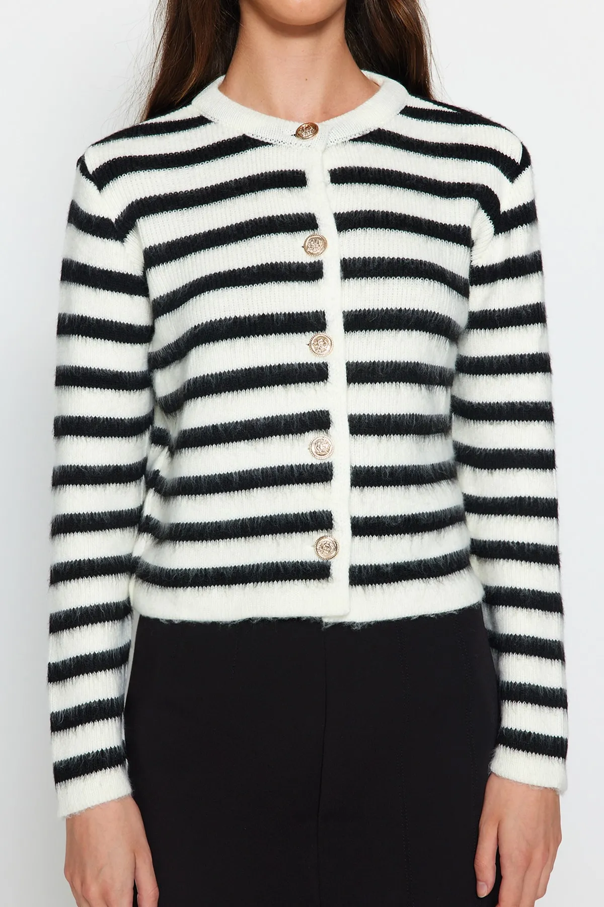 Trendyol Collection  Ecrufarbene Strickjacke mit weicher Struktur und Streifen TWOAW24HI00040