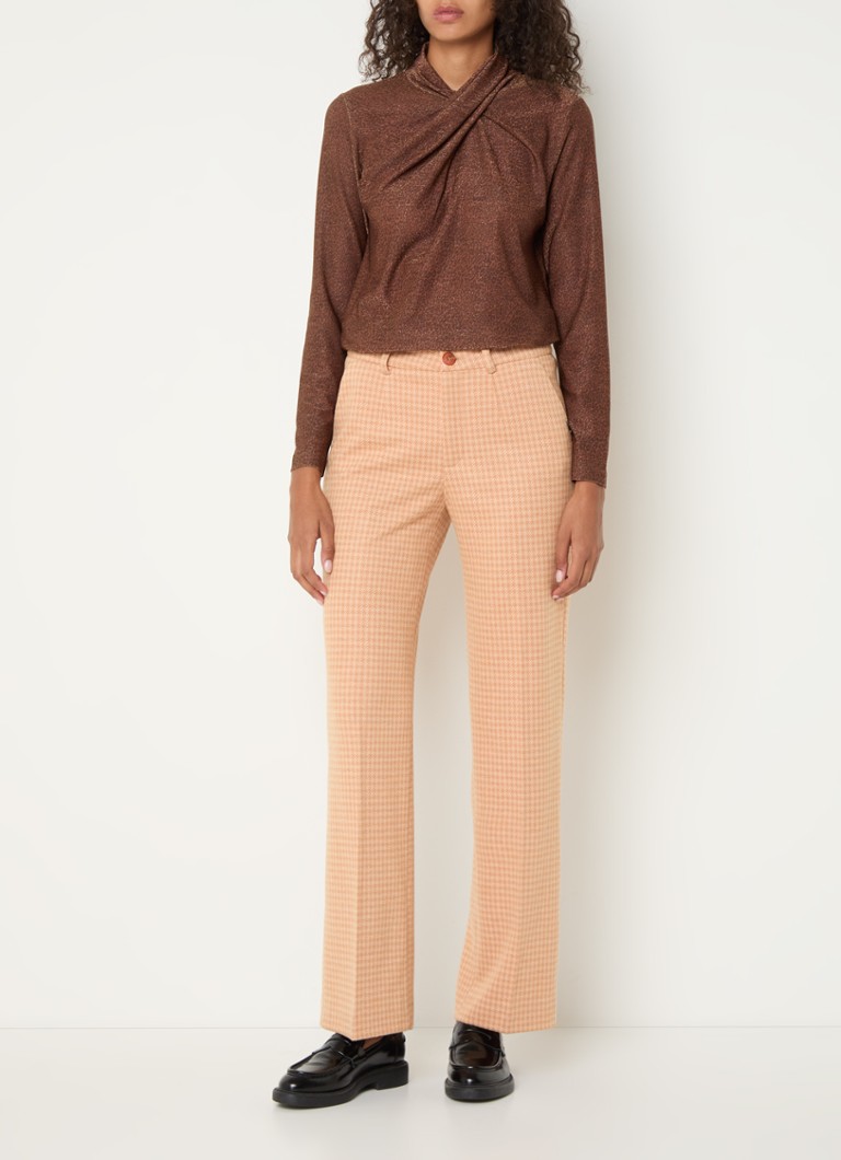 Pantaloni drepți, cu talie înaltă și model în formă de picior de câine, creați de Xandres Panchita.