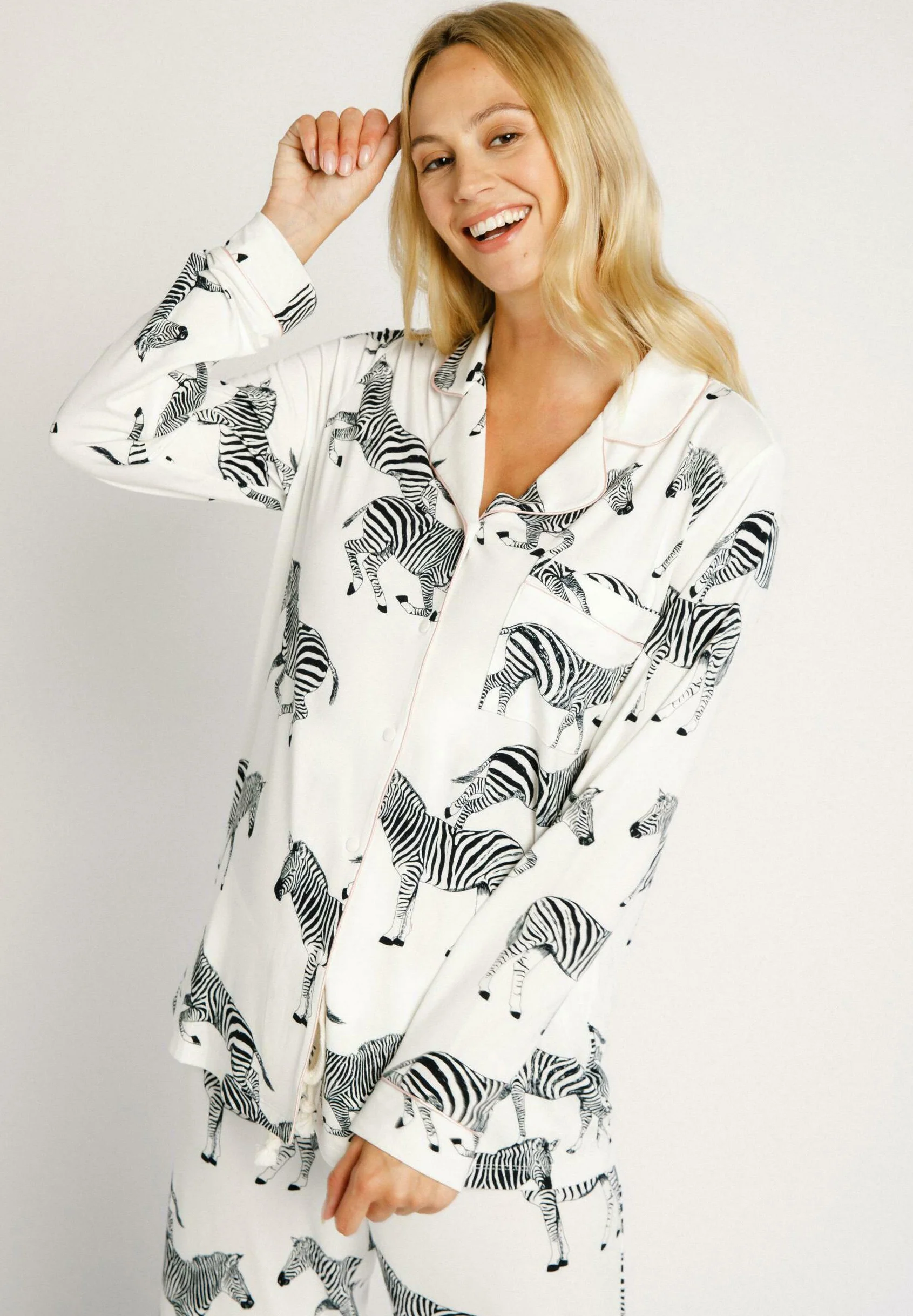 Pijama de maternidad con botones de cebra de Chelsea Peers