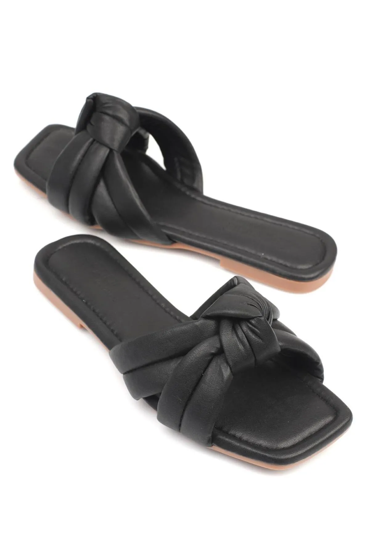 Capone Outfitters  Schwarze Damenhausschuhe von Capone mit flachem Absatz