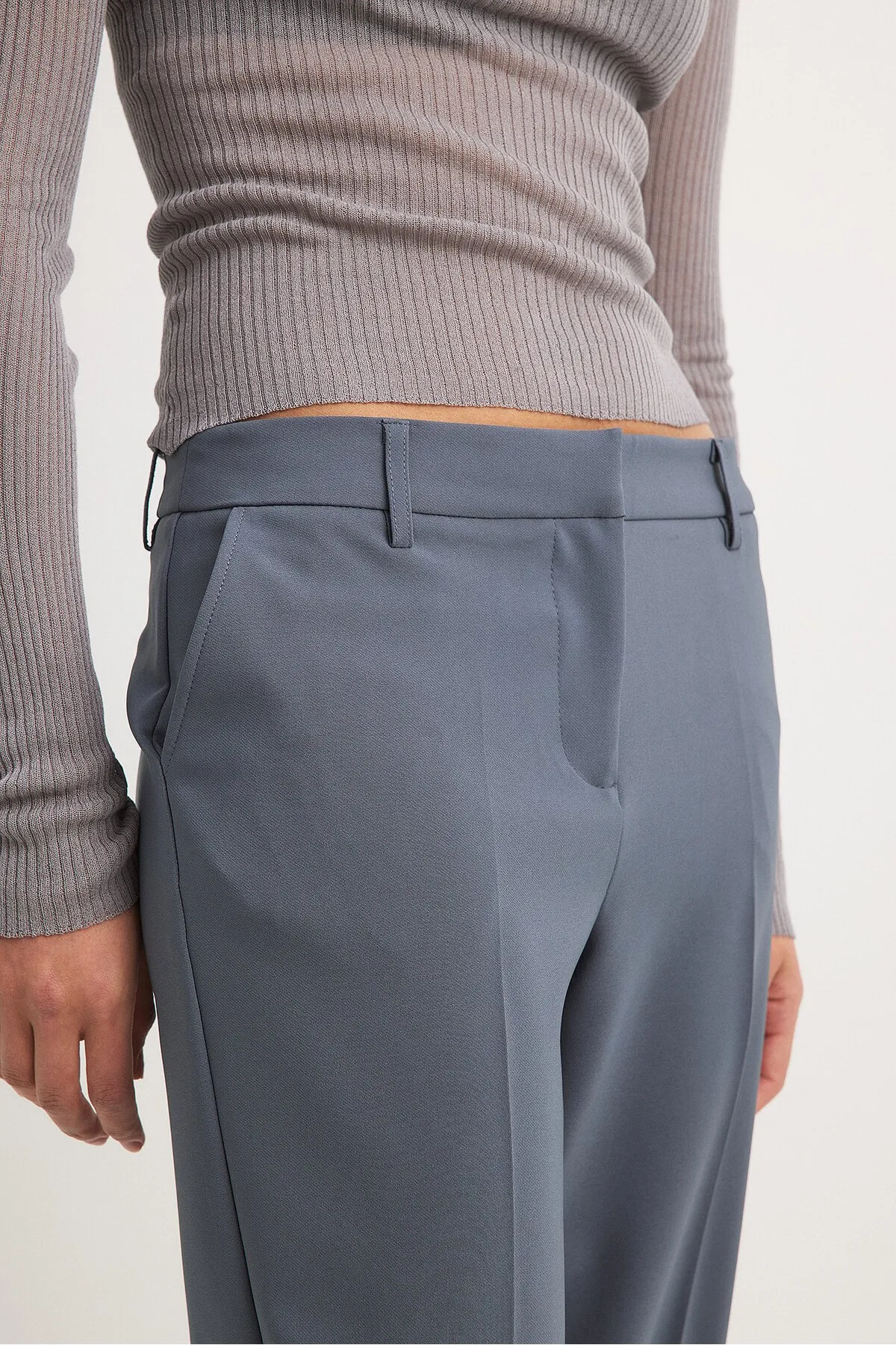 NA-KD  Gerade geschnittene Anzughose mit niedriger Taille