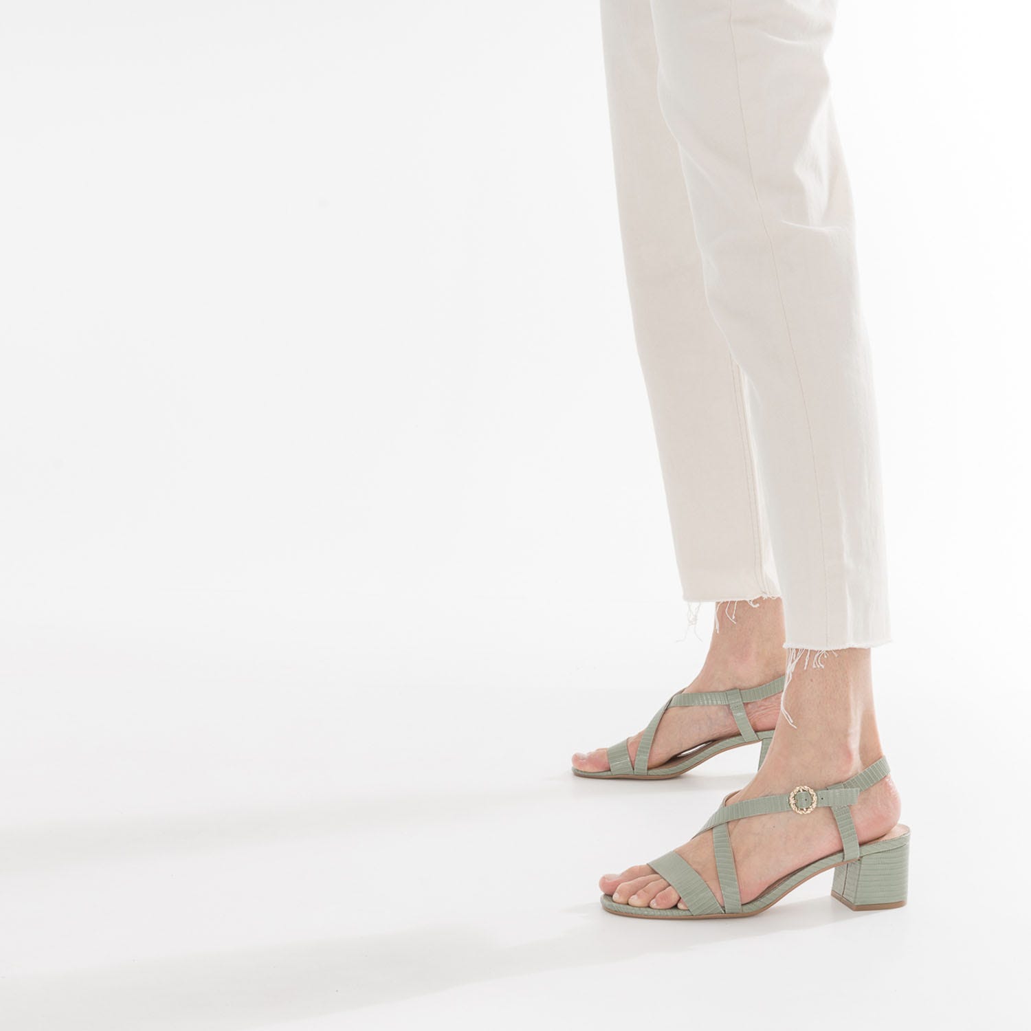 Sandale à talon vert sauge en cuir embossé effet python