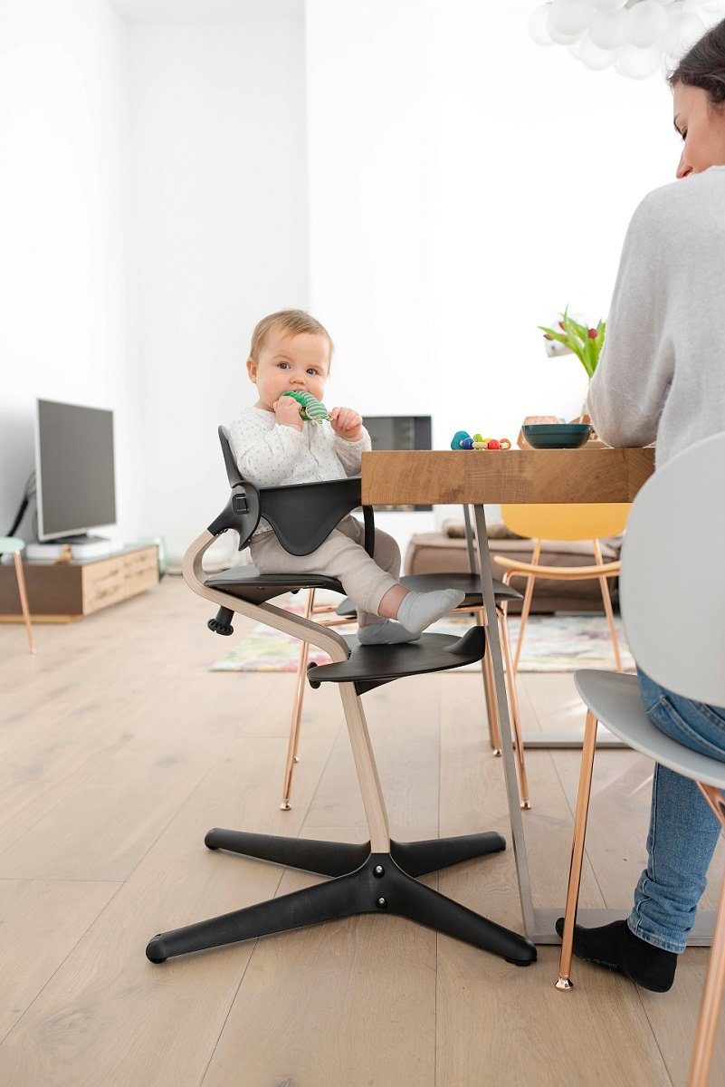 Stokke Hochstuhlaufsatz Nomi® Baby Set für Nomi Hochstuhl, ein schützender Arm um dein Baby