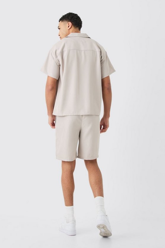 Kurzärmliges kastiges Twill Hemd und Shorts