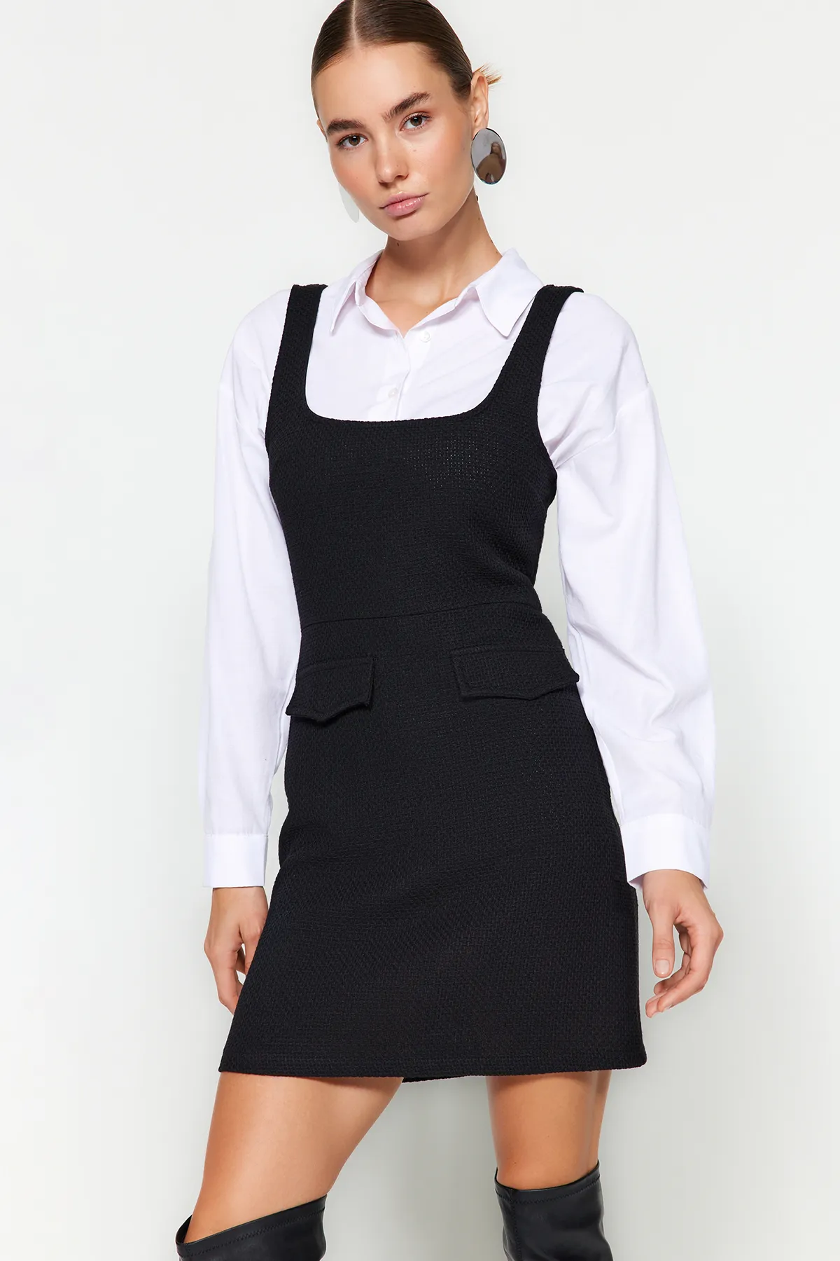 Trendyol Collection  Schwarzes, gerade geschnittenes Mini-Webkleid mit Taschendetail und quadratischem Ausschnitt TWOAW24EL00669