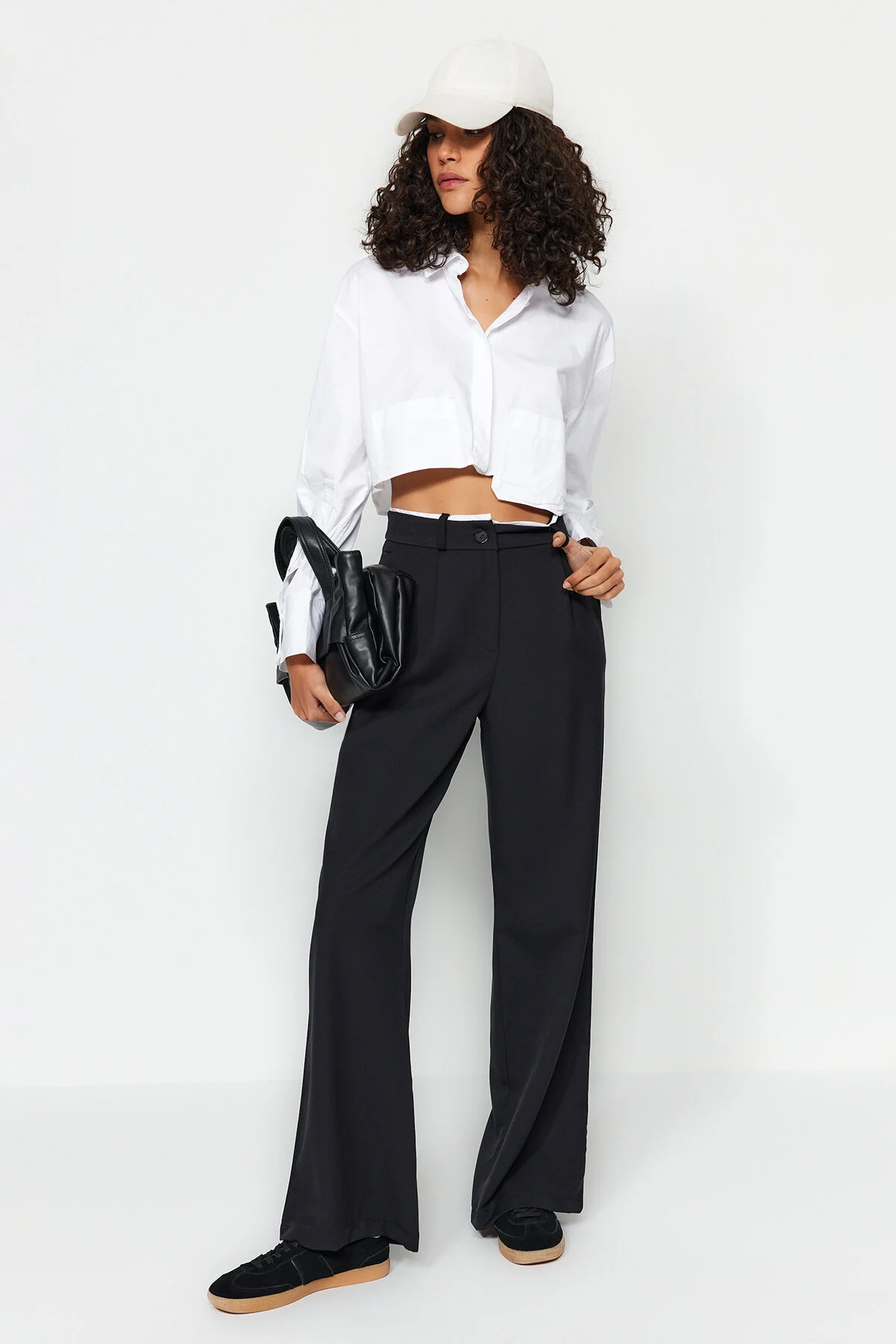 Trendyol Collection  Schwarze Webhose mit weitem Bein und Gürteldetail TWOAW24PL00341