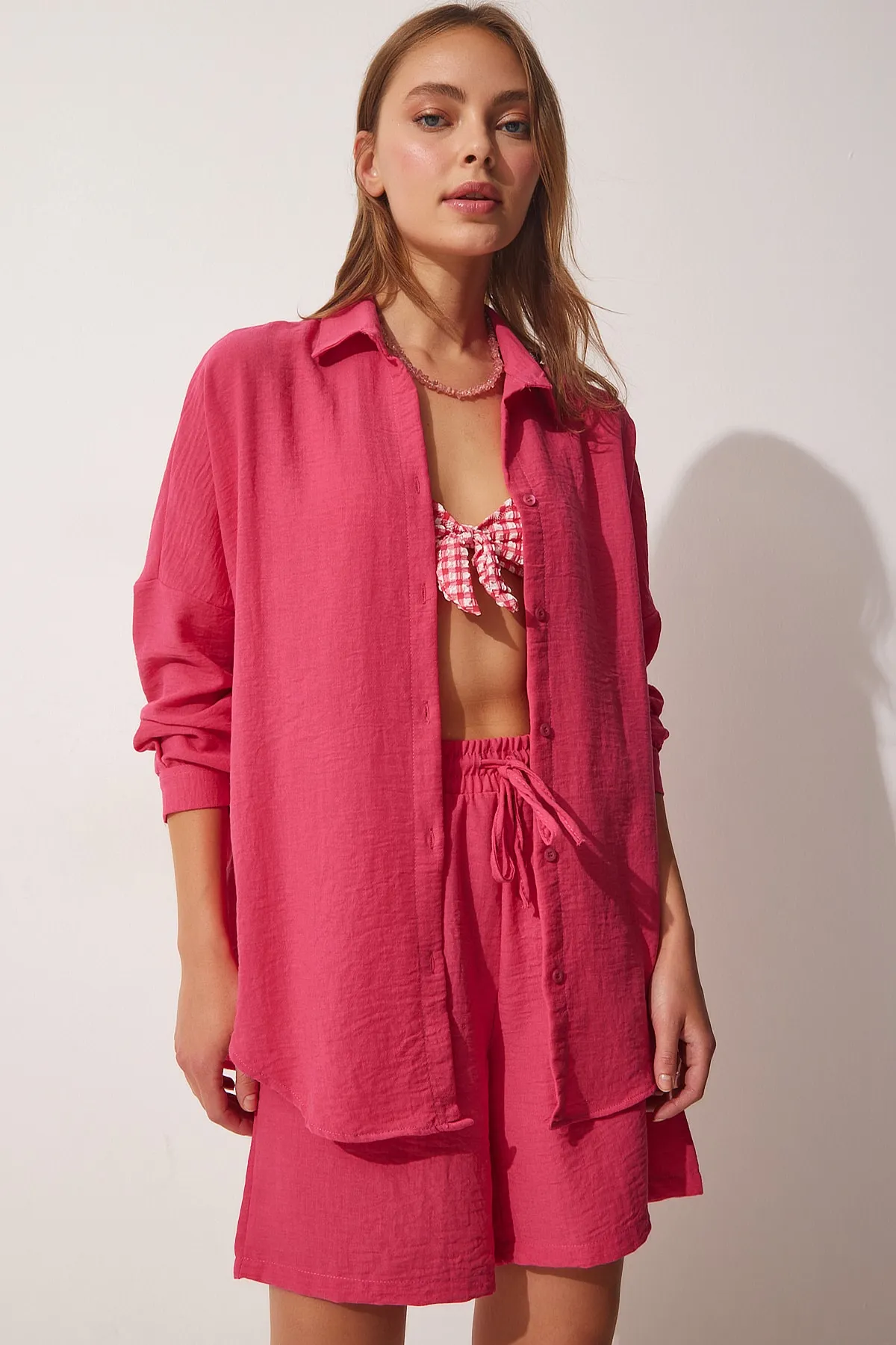 Happiness İstanbul  Dunkelrosa Sommer-Set aus Leinenhemd und Shorts für Damen DZ00087