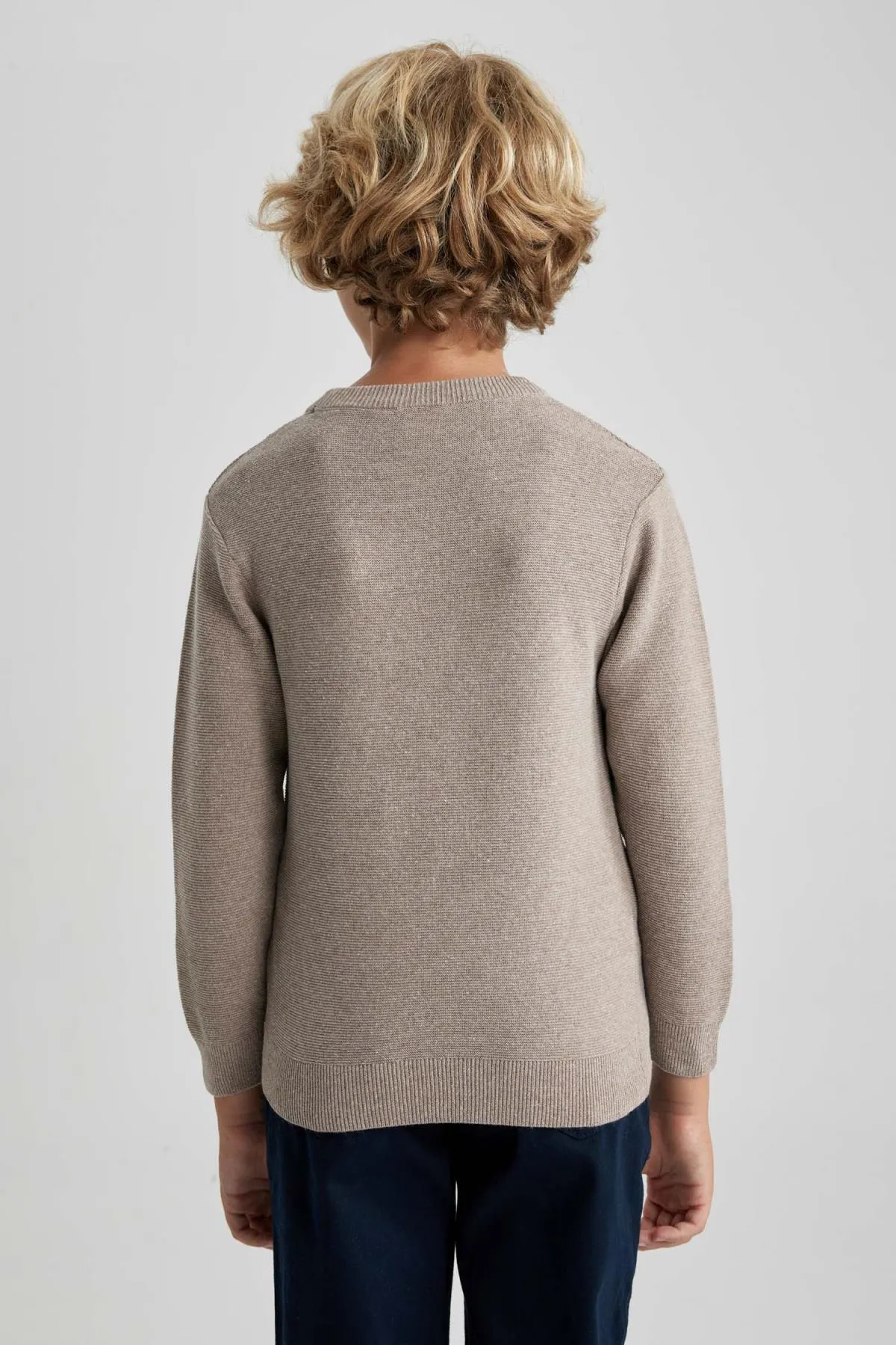 DeFacto  Strickpullover für Jungen mit normaler Passform und Rundhalsausschnitt