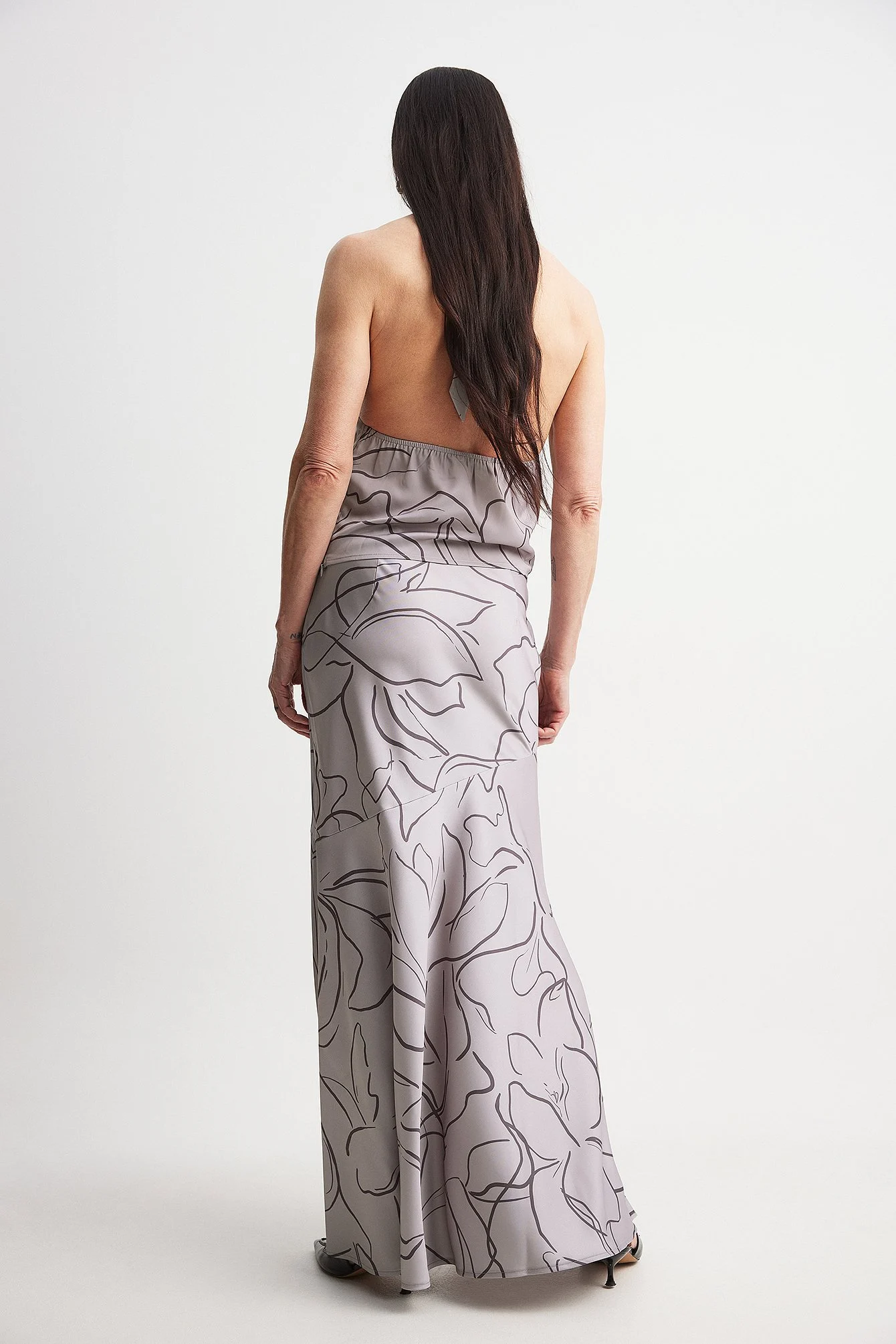 Asymmetrischer Satin-Maxirock mit Nahtdetails