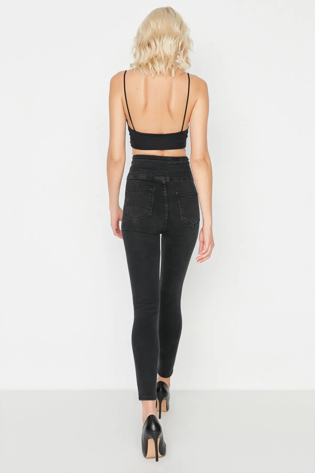 Trendyol Collection  Schwarze Skinny Jeans mit hoher Taille und Detail TWOSS21JE0091