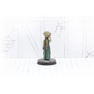 Townsfolk Miniatures - Maid With Basket