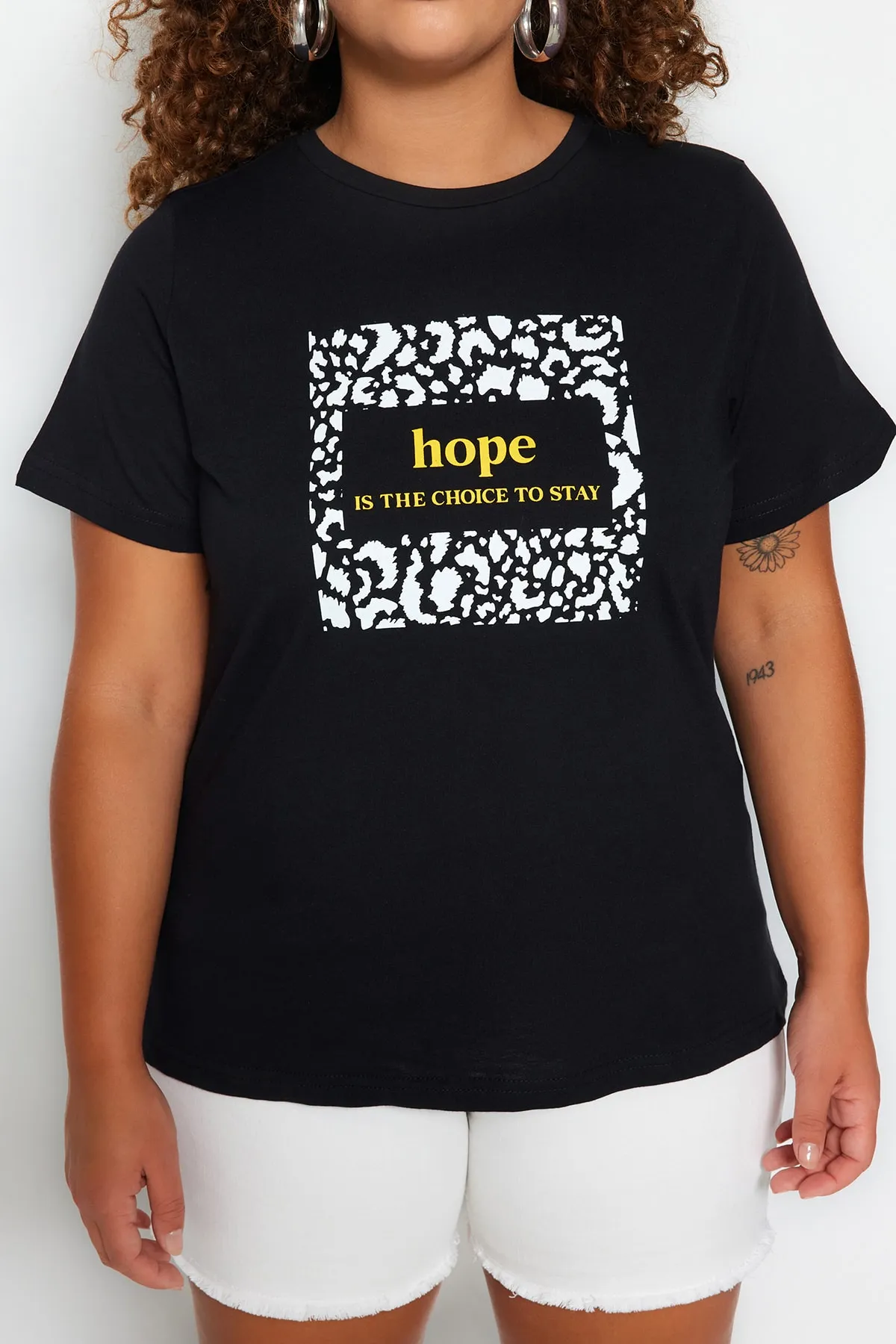 Trendyol Curve  Schwarzes bedrucktes Strick-T-Shirt mit Rundhalsausschnitt TBBSS23BF00025