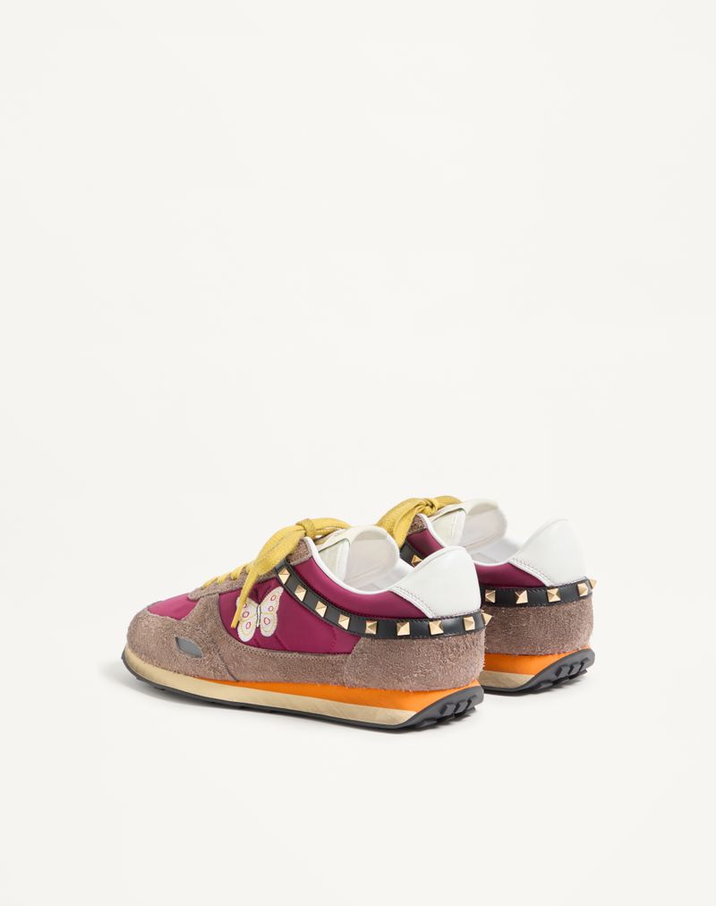Tênis com tachas em couro dividido e nylon com bordado de borboleta.
