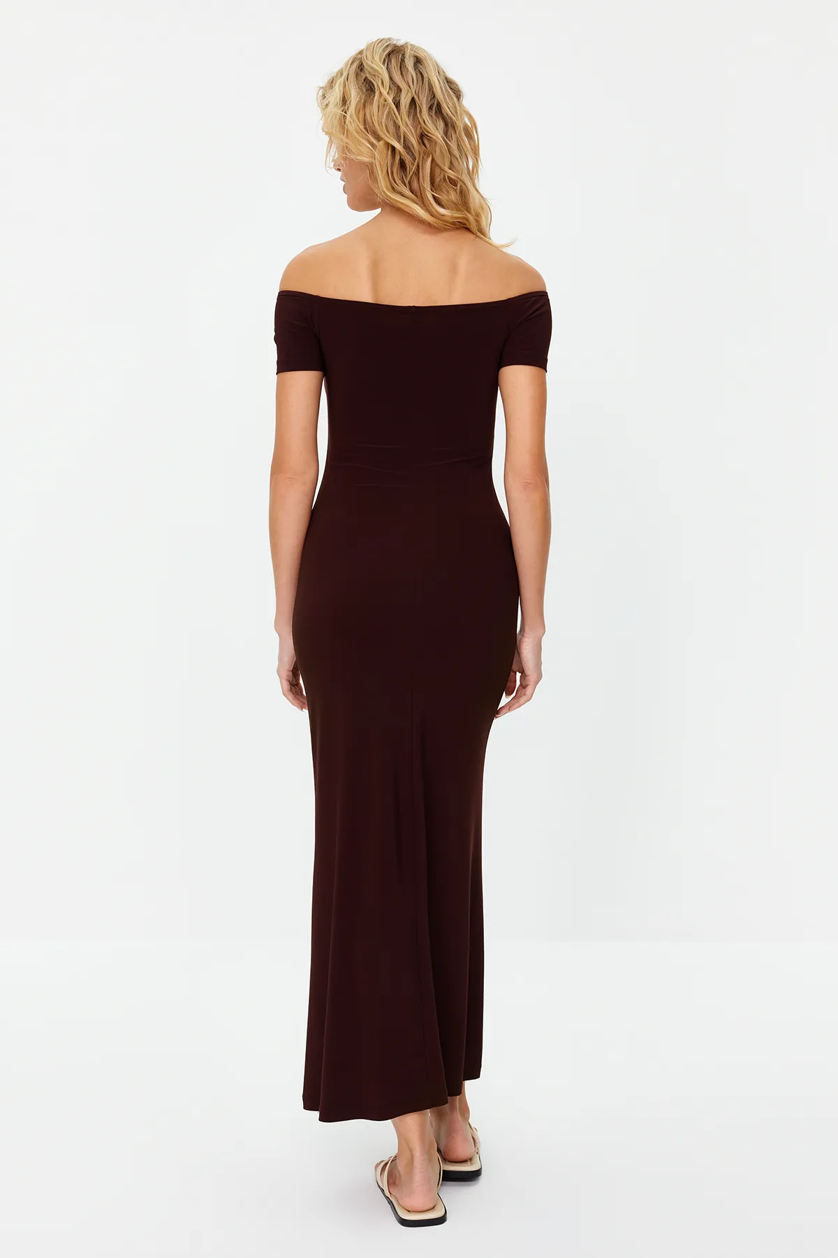 Trendyol Collection  Braunes tailliertes/tailliertes flexibles Strick-Maxi-Bleistiftkleid mit Carmen-Kragen TWOSS24EL00096