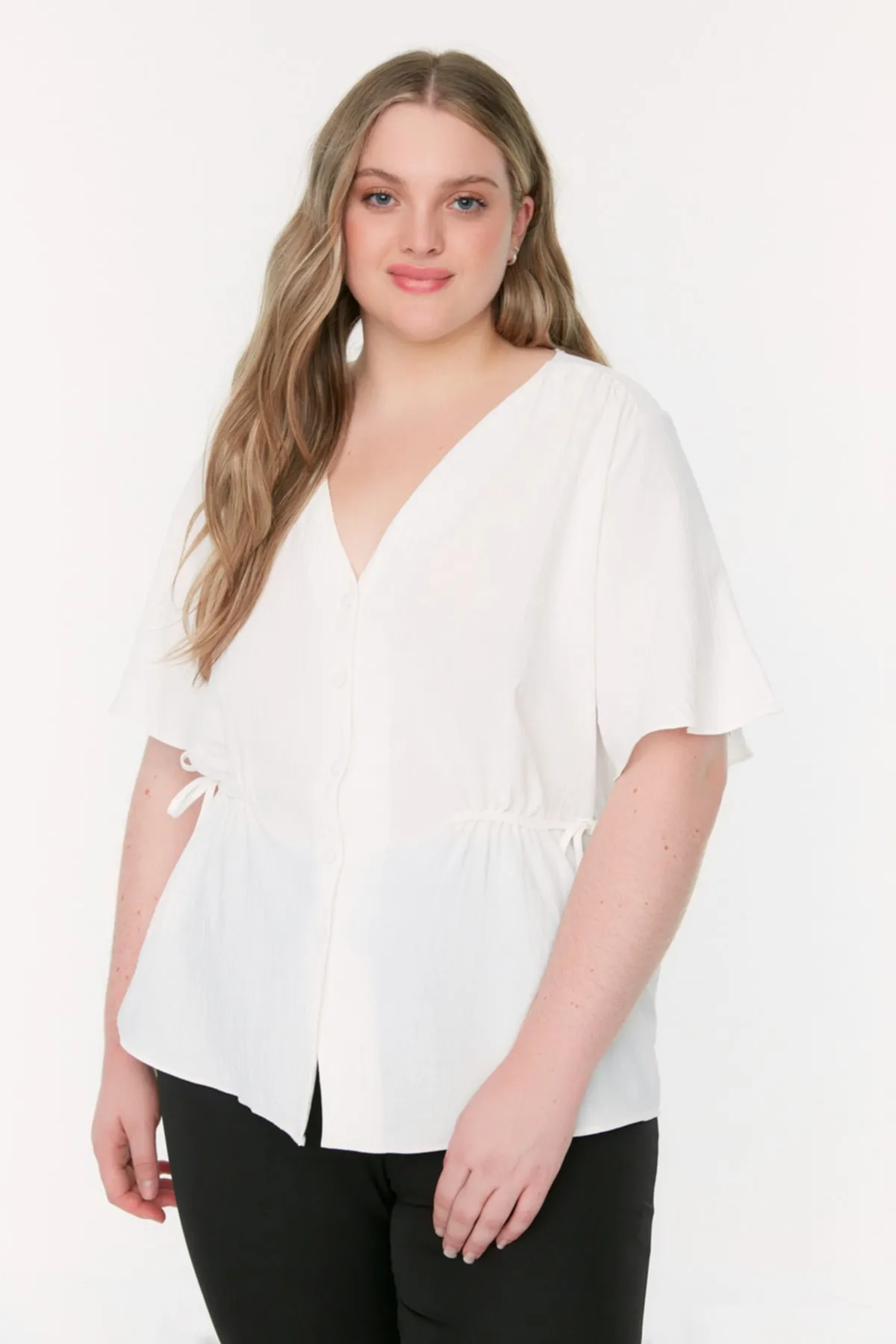 Trendyol Curve  Ecru gewebte Bluse zum Binden mit V-Ausschnitt TBBSS22BZ0753