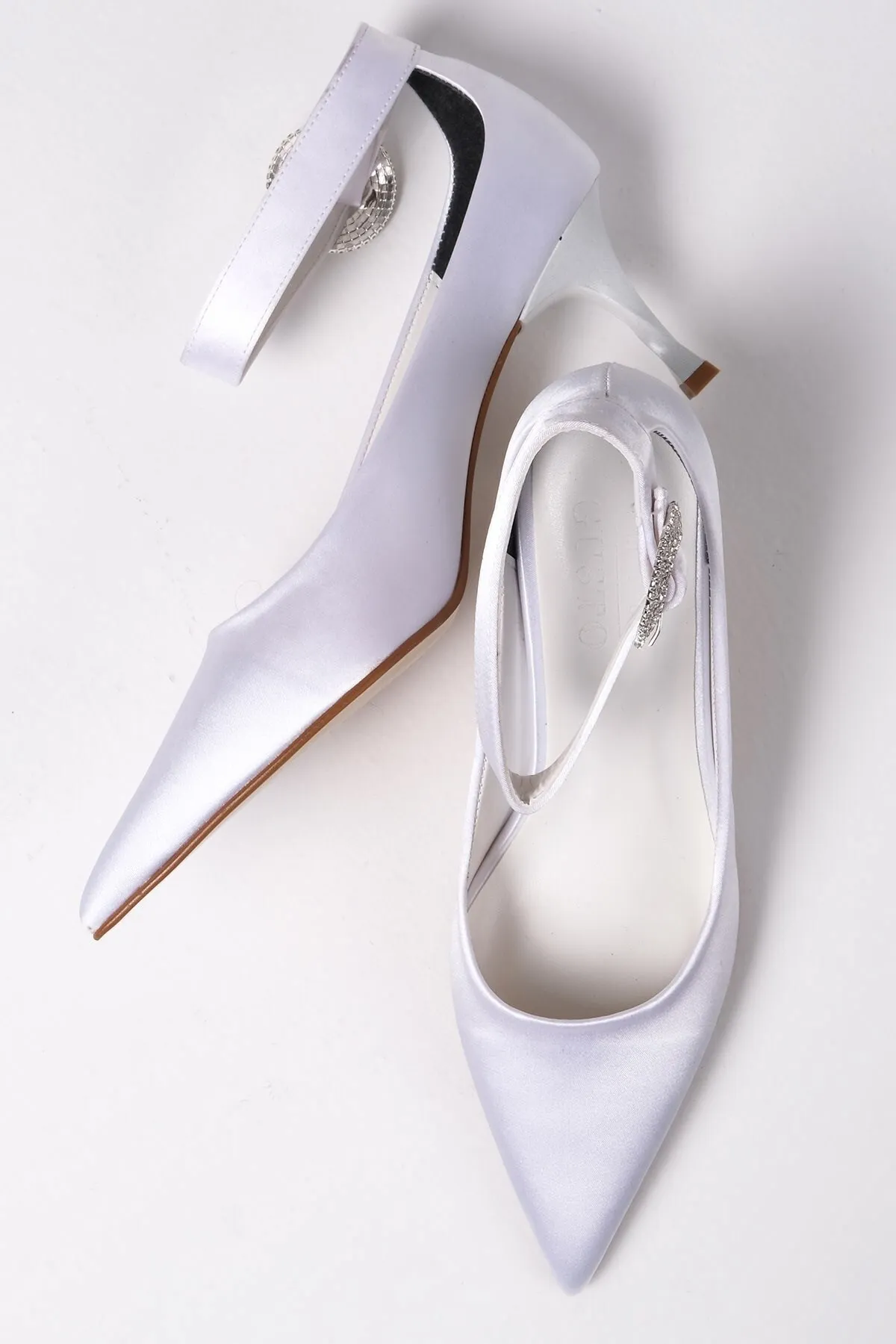 Mio Gusto  Damen-Abendkleid-Schuhe mit Absatz von Felicia aus weißem Satinstoff mit gesteinigter Schnalle