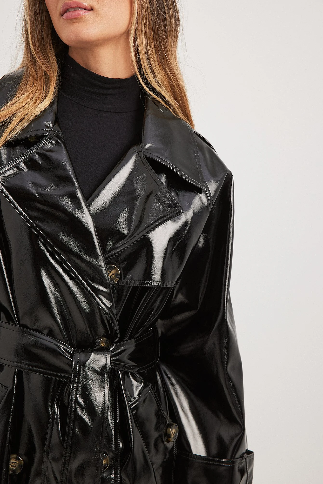 Glänzender PU-Trenchcoat mit Gürtel