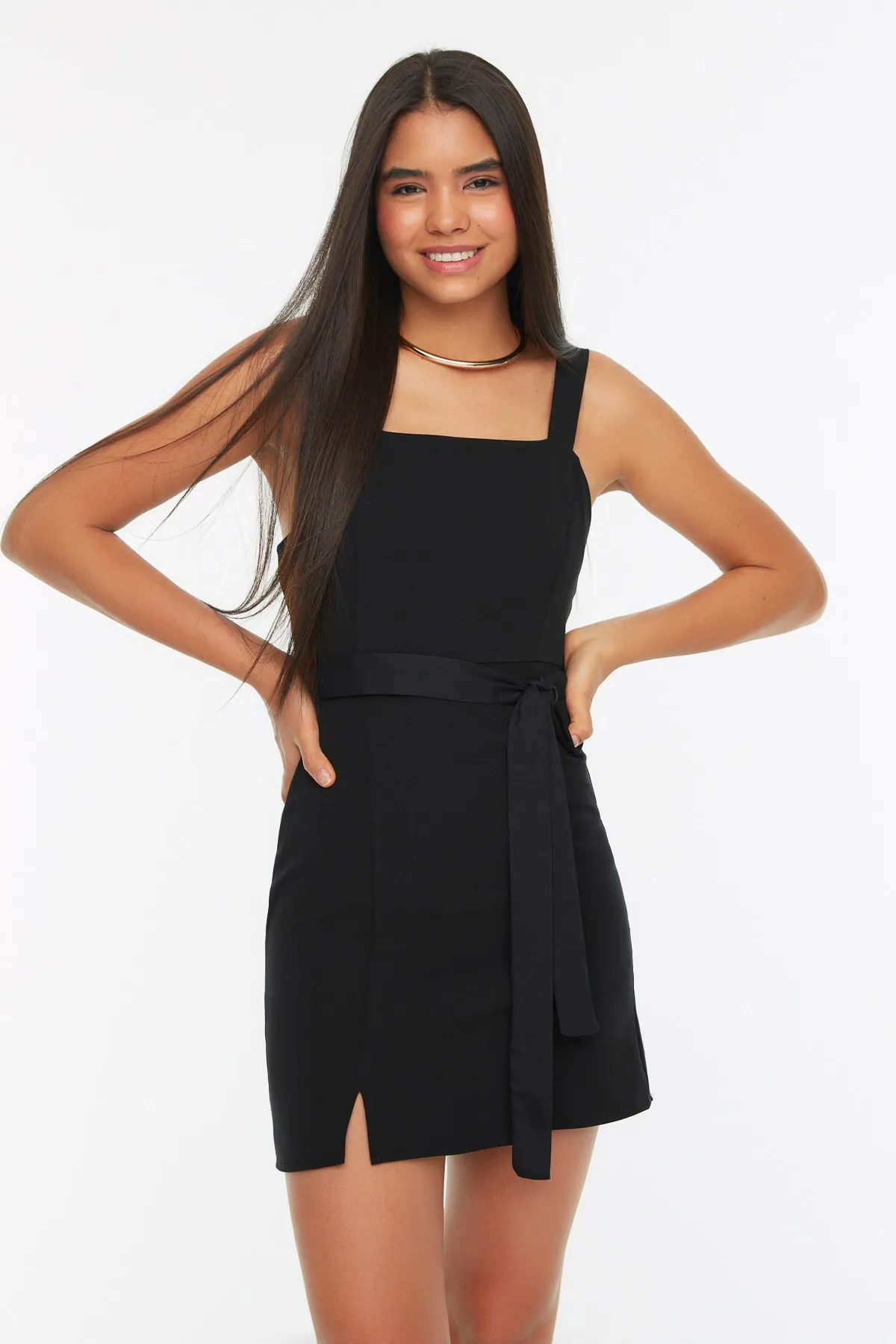 Trendyol Collection  Schwarzes, gerade geschnittenes Mini-Webkleid mit Schlitz und quadratischem Ausschnitt und Gürtel TWOSS20EL0977