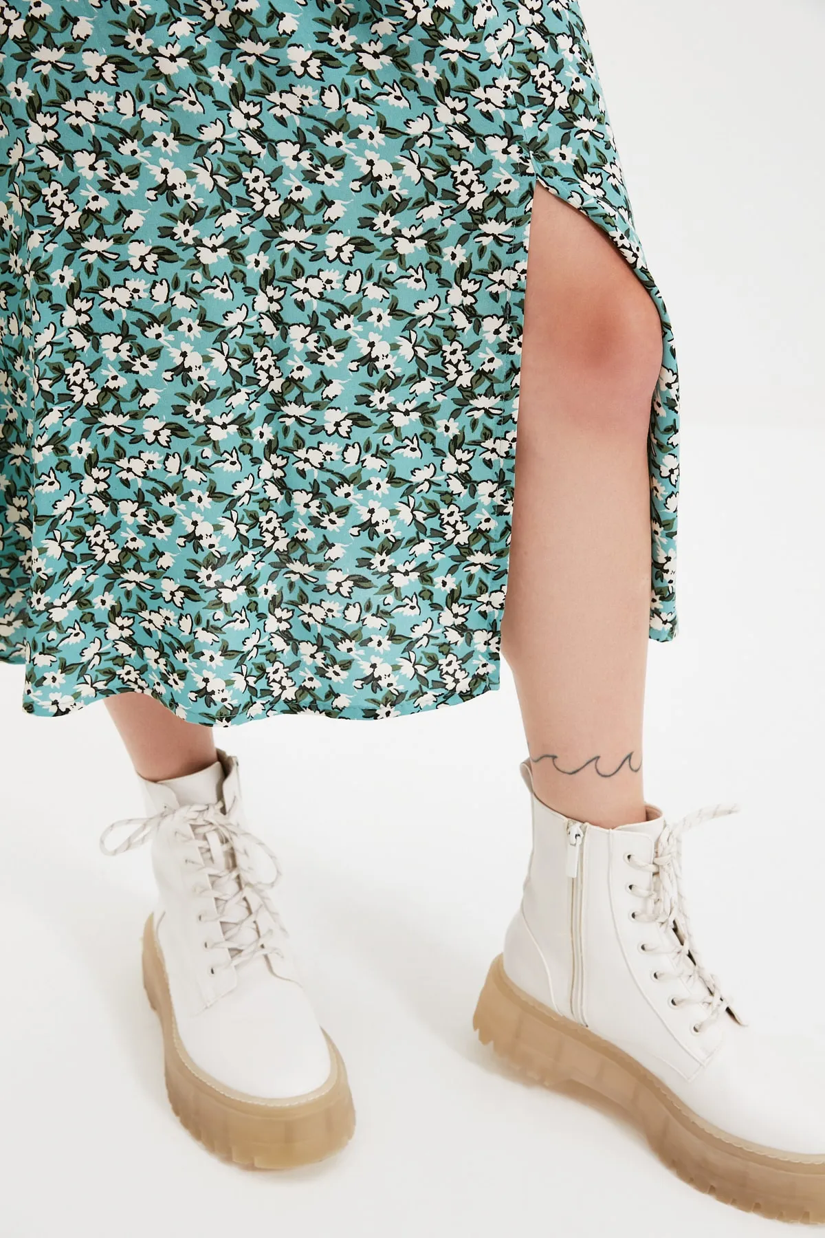 Trendyol Collection  Grüner gewebter Midirock aus Viskosestoff mit Schlitzdetail und Blumenmuster TWOSS20ET0230