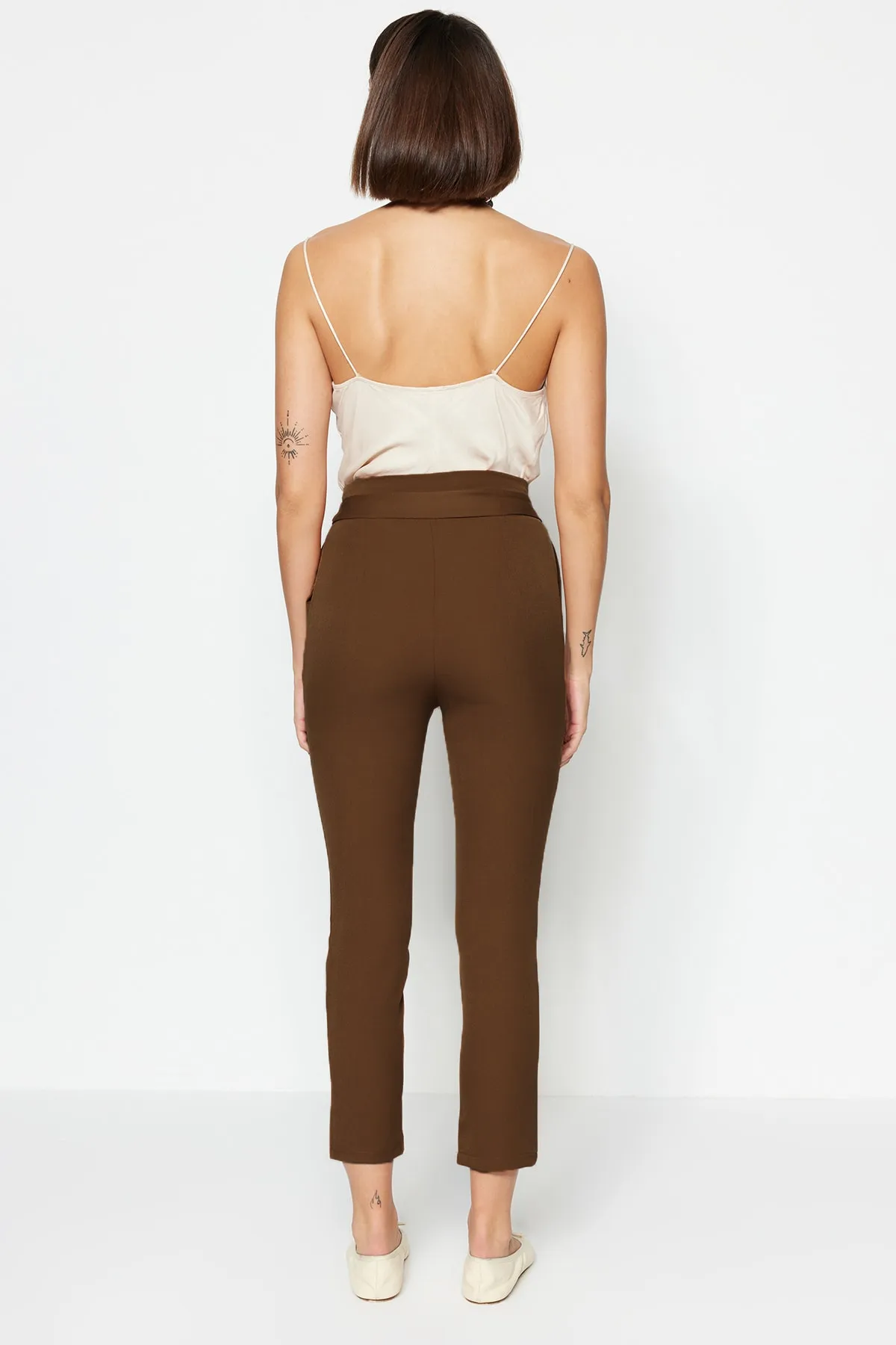 Trendyol Collection  Braune Karotte mit schmalem Beingürtel, detaillierte plissierte Webhose TWOSS20PL0131